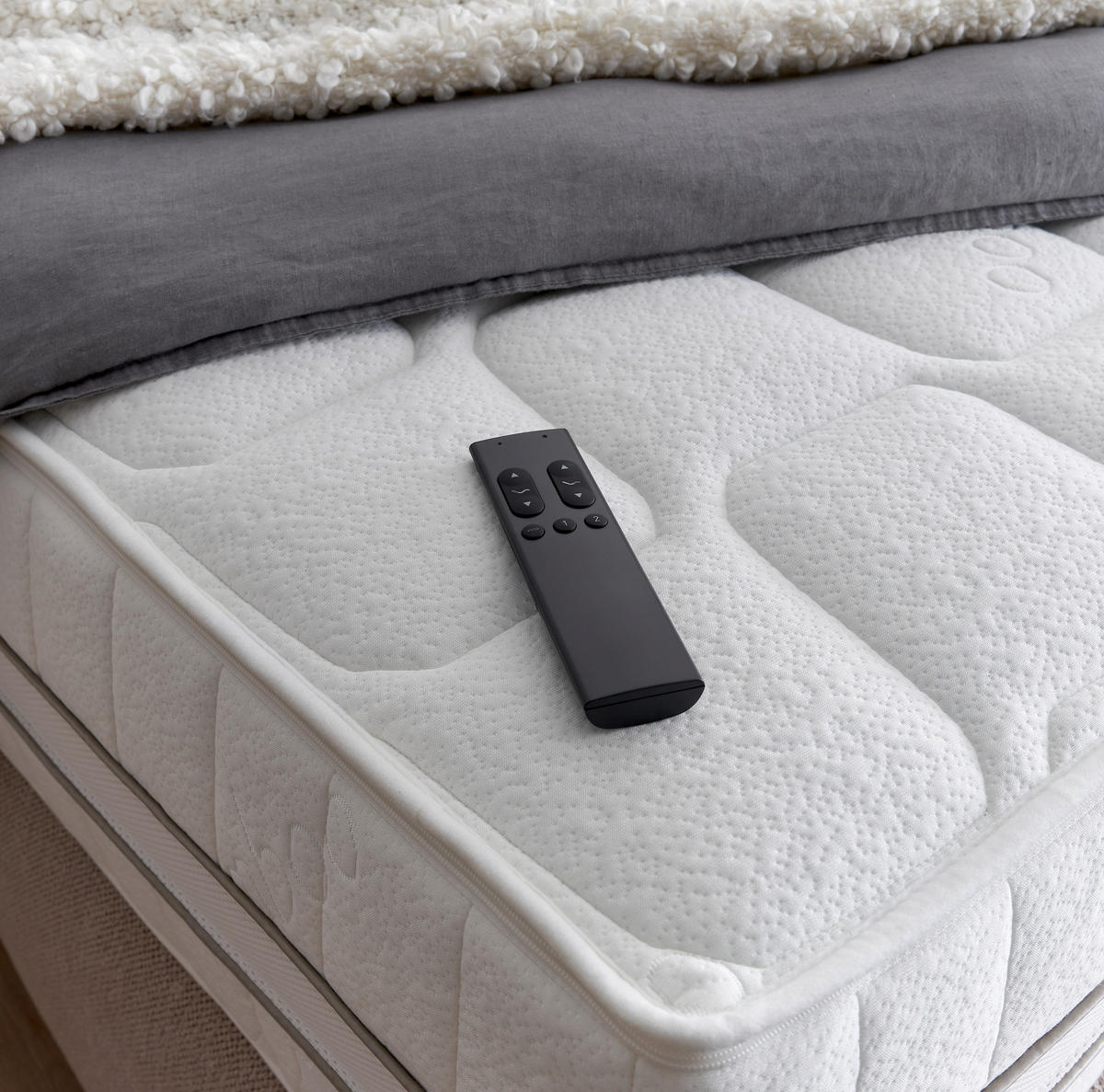 BOXSPRINGBETT 180/200 cm,  in Beige, Matratze, Topper, motorische Verstellbarkeit, Fernbedienung, unterschiedliche Matratzenhärtegrade je Bettseite, H2 + H3 = mittel + fest  - Beige/Schwarz, KONVENTIONELL, Kunststoff/Textil (180/200cm) - Voleo