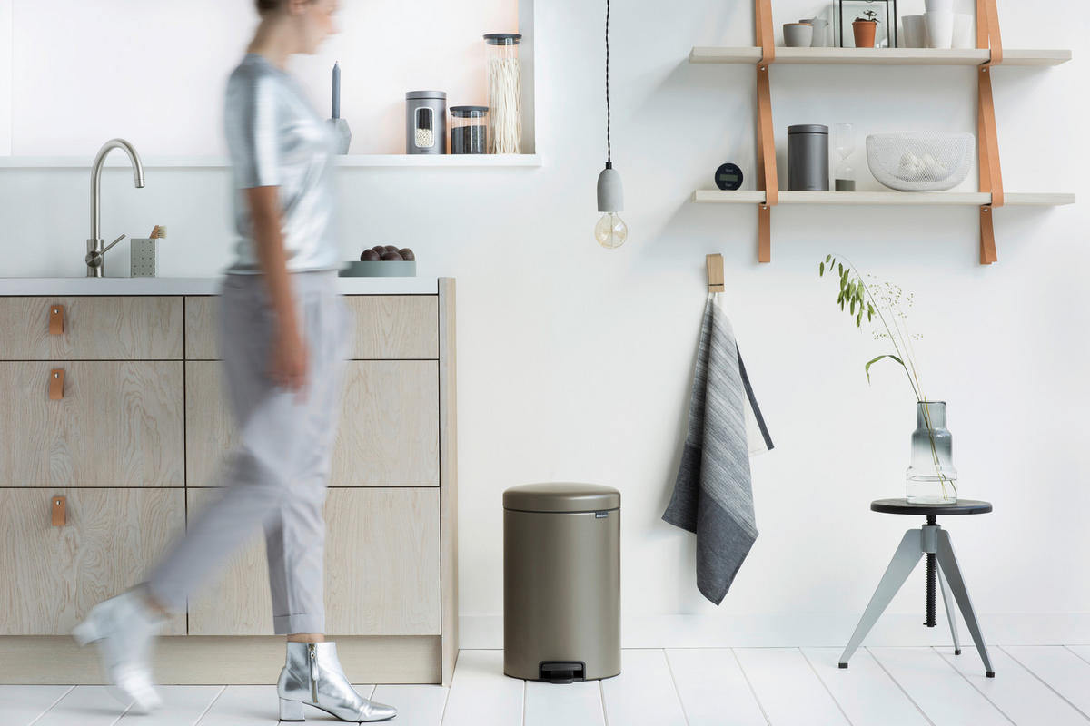 BILLENŐFEDELES SZEMETESVÖDÖR 20 l  - fekete/platinaszürke, Basics, műanyag/fém (46,7/29/38cm) - Brabantia