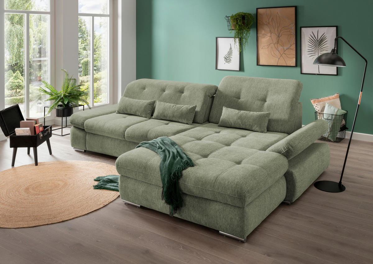 Livetastic ECKSOFA Grün Chenille, links davon: Hochflorteppich in orange, Stuhl in schwarz, Topfpflanze in grün, rechts davon: Bild in grün in hellem Wohnzimmer.