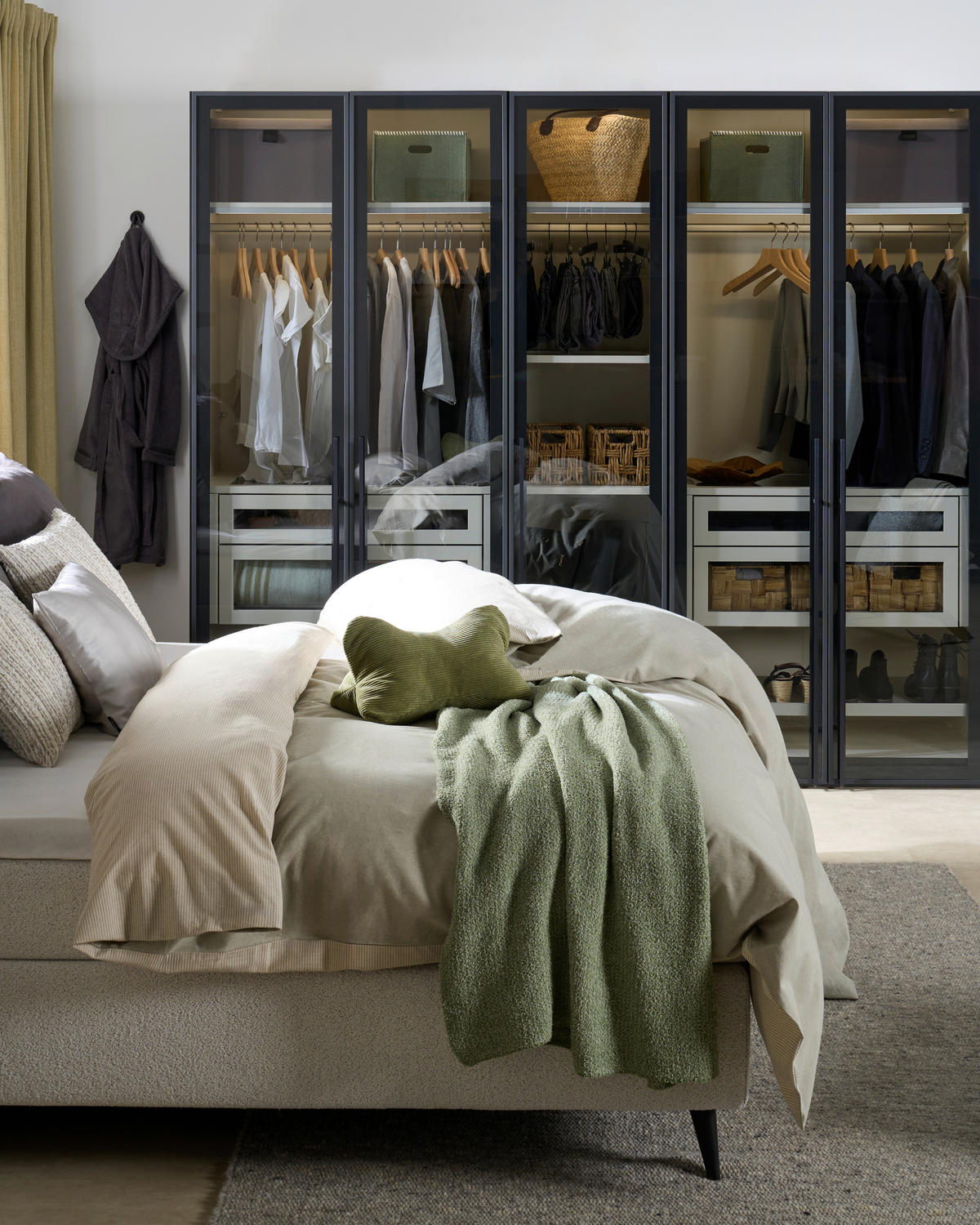 DREHTÜRENSCHRANK 253/220/59 cm,  in Schwarz, 5-türig  - Silberfarben/Schwarz, Design, Glas/Holzwerkstoff (253/220/59cm) - Jutzler