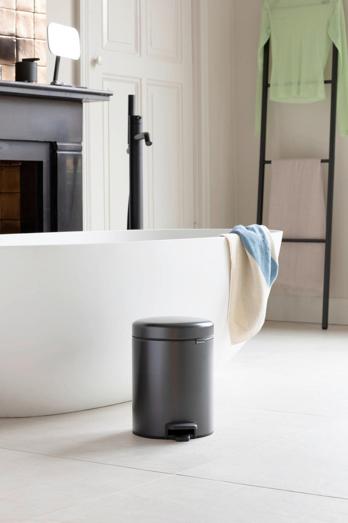 KOŠ S NOŽNOM PAPUČICOM  5 l  New Icon  - tamno siva/antracit, Basics, metal/plastika (20.5/29.1/27.2cm) - Brabantia