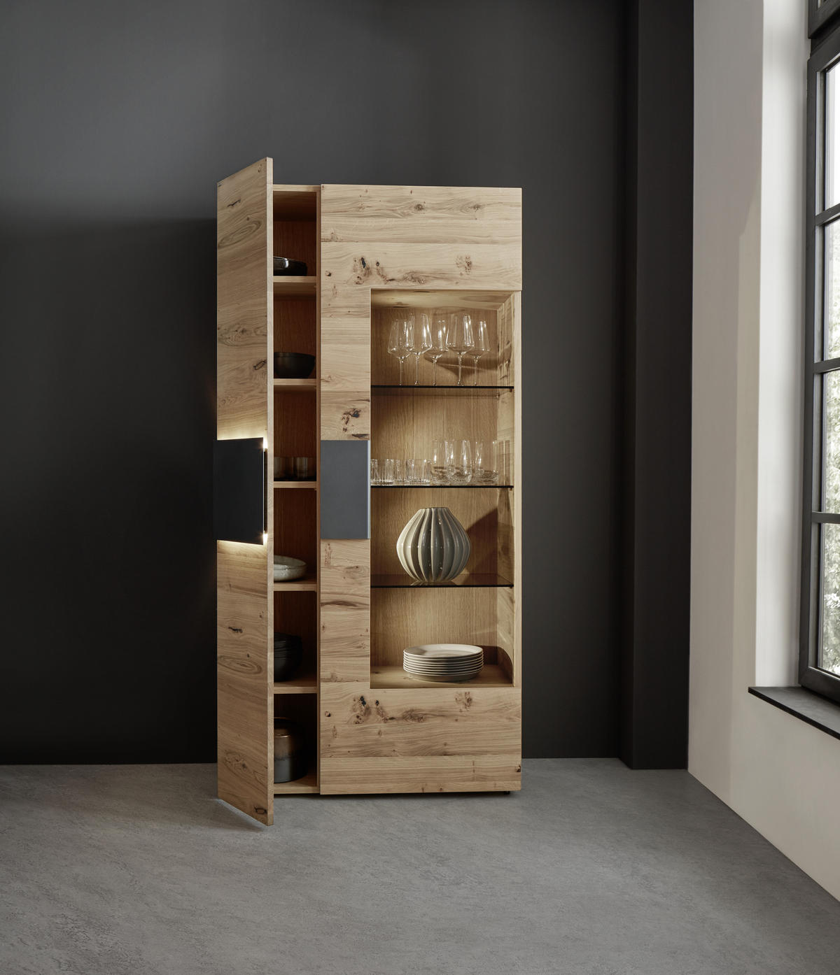 VITRINE in furniert, mehrschichtige Massivholzplatte (Tischlerplatte) Wildeiche Anthrazit, Eichefarben  - Eichefarben/Anthrazit, Natur, Glas/Holz (97,2/194/43,5cm) - Voglauer