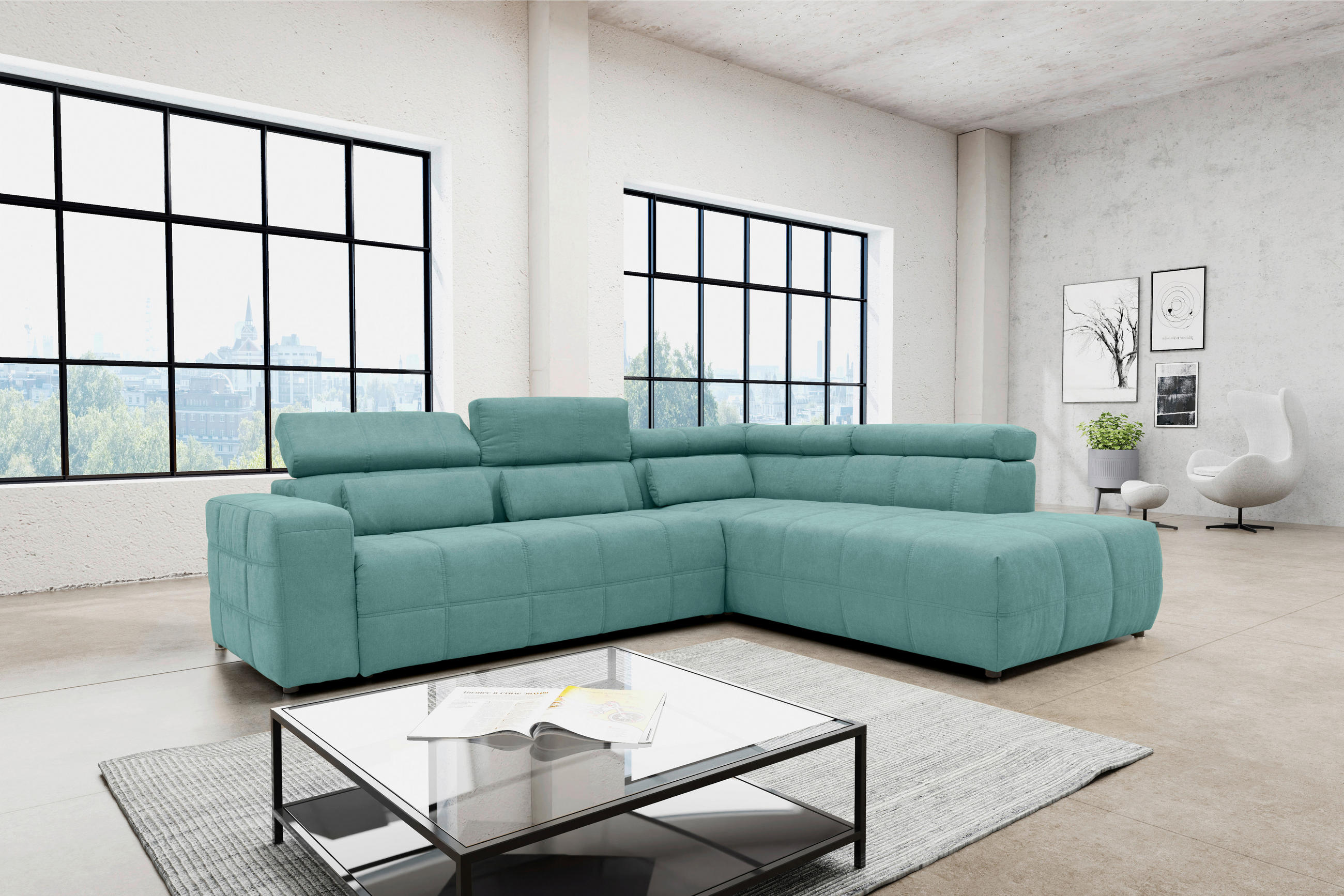 MID.YOU ECKSOFA Mintgrün Mikrofaser, links davon: Couchtisch, rechts davon: Topfpflanze, Bild in hellem Wohnzimmer.