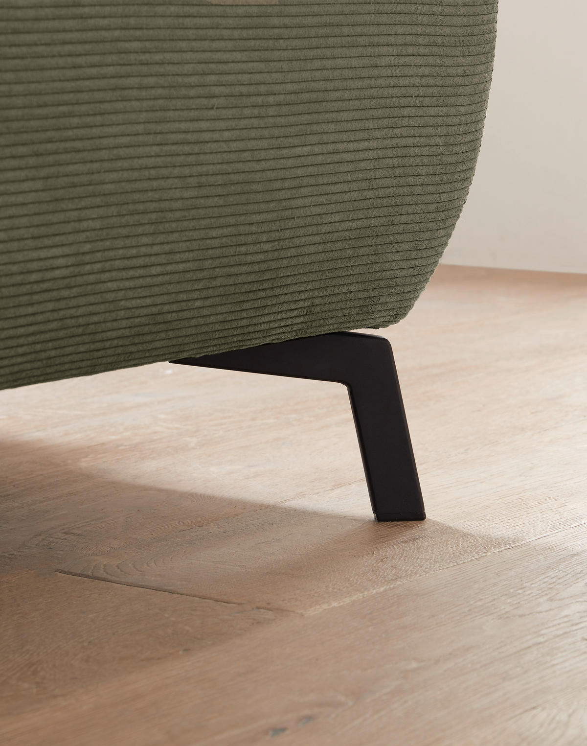 CloseUp von Pure Home Lifestyle ECKSOFA Olivgrün Feincord.