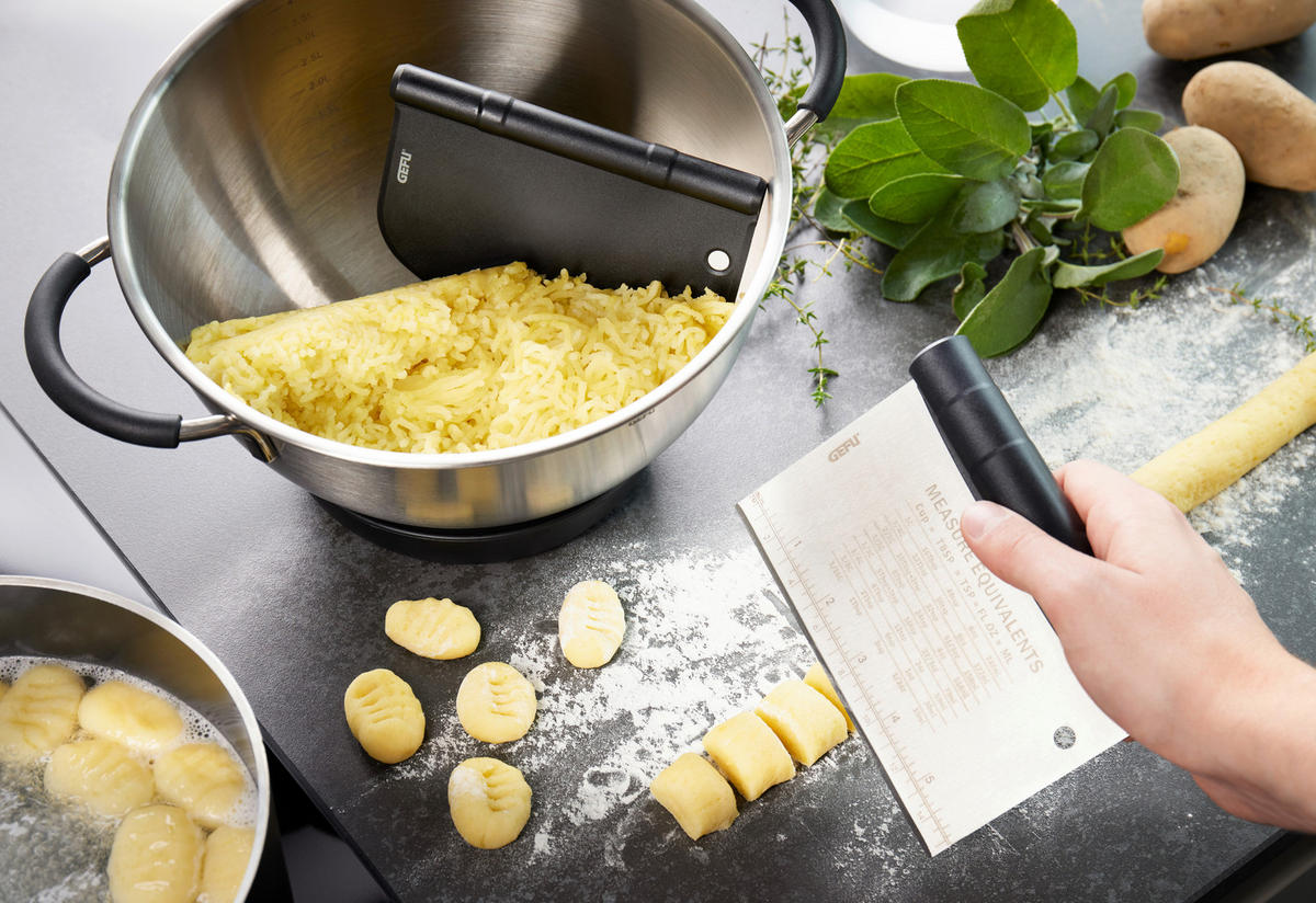 TEIGSCHABER - Edelstahlfarben/Schwarz, Basics, Kunststoff/Metall (15,2/11,3/2,8cm) - Gefu