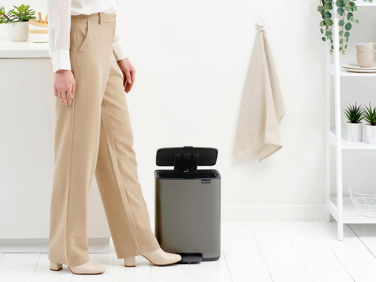 KOŠ S NOŽNOM PAPUČICOM  12 l  Bo  - platinaste boje/antracit, Design, metal/plastika (29/36,5/25,5cm) - Brabantia