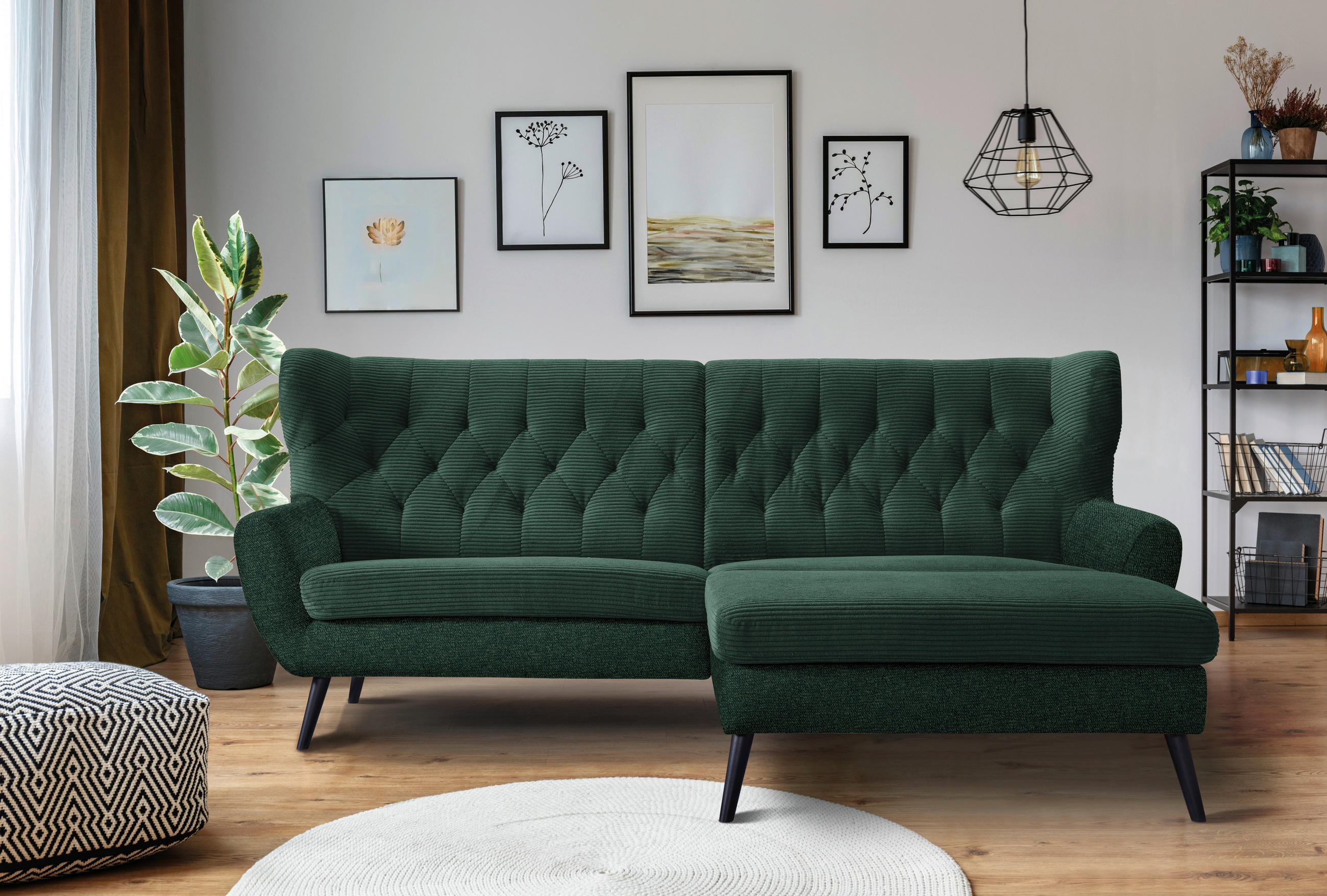 Stylife ECKSOFA Grün Cord, links davon: Hochflorteppich in weiß, Hocker, Topfpflanze in grün, Bild in weiß in hellem Wohnzimmer.