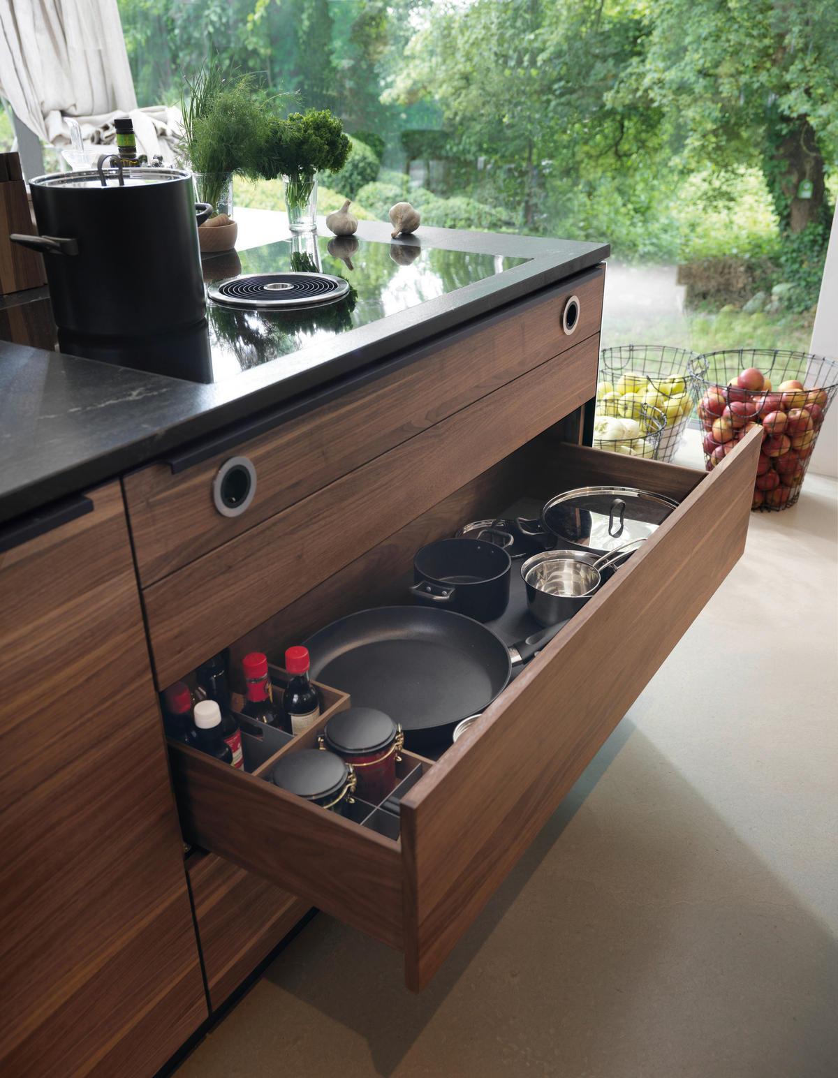 EINBAUKÜCHE   - Nussbaumfarben, Natur, Holz - TEAM 7