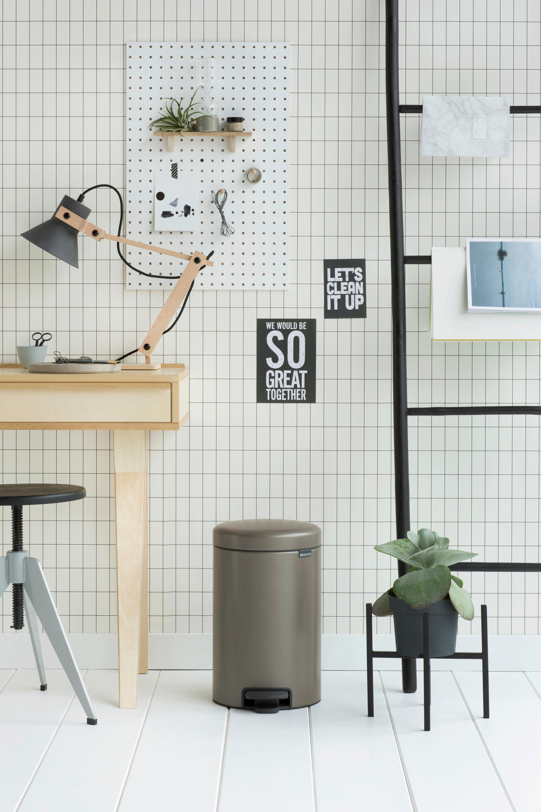 BILLENŐFEDELES SZEMETESVÖDÖR 12 l - fekete/platinaszürke, Basics, műanyag/fém (12l) - Brabantia