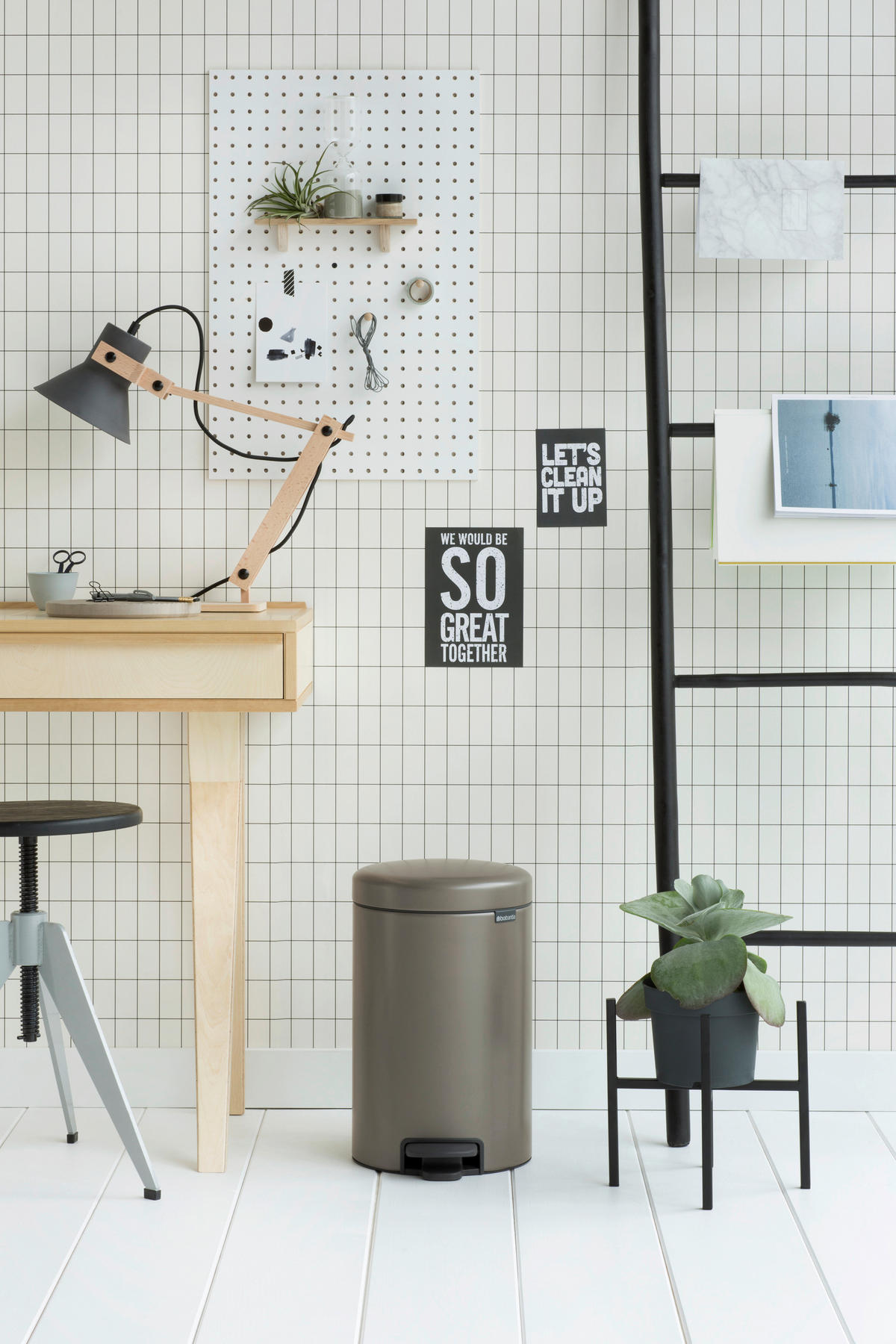 BILLENŐFEDELES SZEMETESVÖDÖR 12 l  - fekete/platinaszürke, Basics, műanyag/fém (12l) - Brabantia