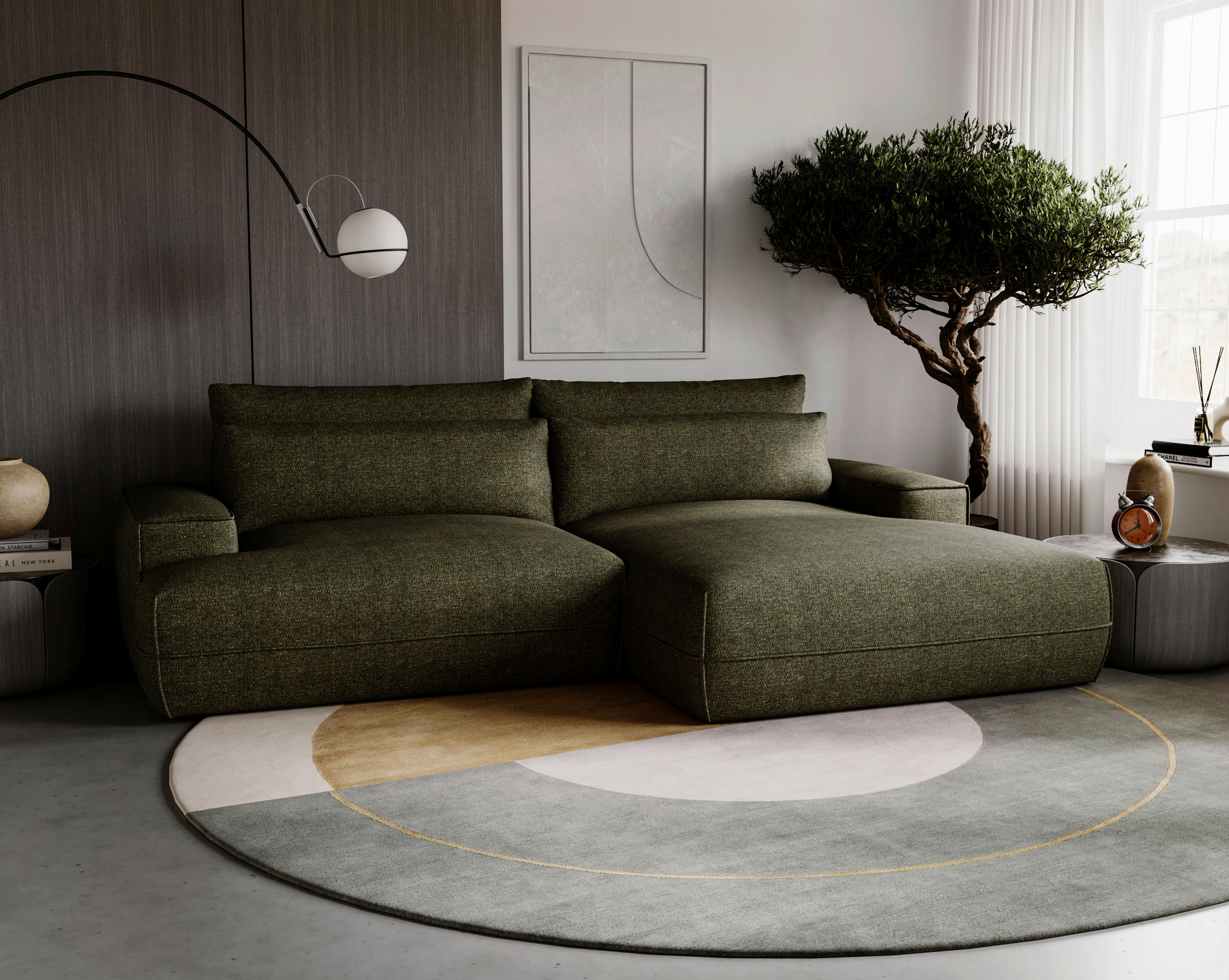 Livetastic ECKSOFA Grün Struktur, links davon: Nachttisch, rechts davon: Hochflorteppich, Topfpflanze, Store in weiß in dunklem Wohnzimmer.