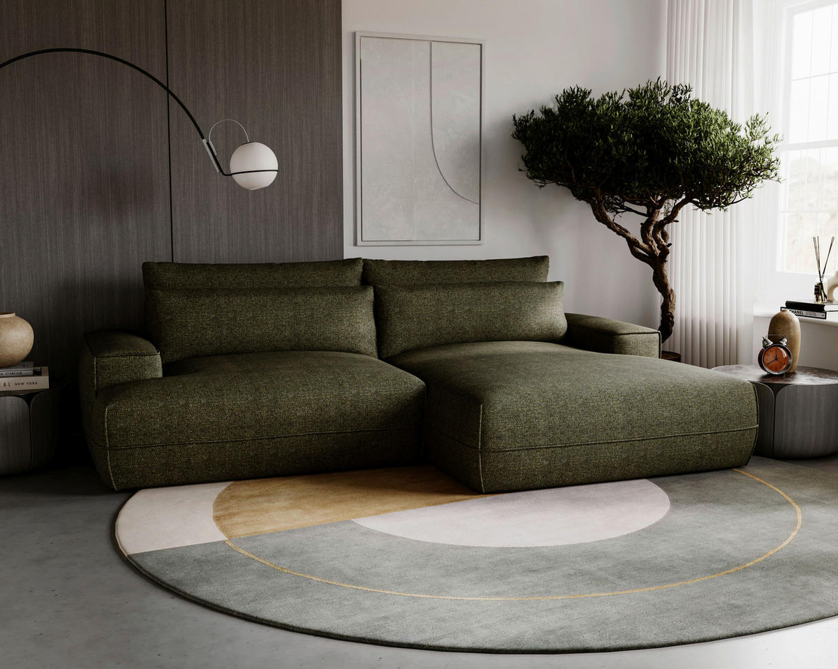 Livetastic ECKSOFA Grün Struktur, links davon: Nachttisch, rechts davon: Hochflorteppich, Topfpflanze, Store in weiß in dunklem Wohnzimmer.