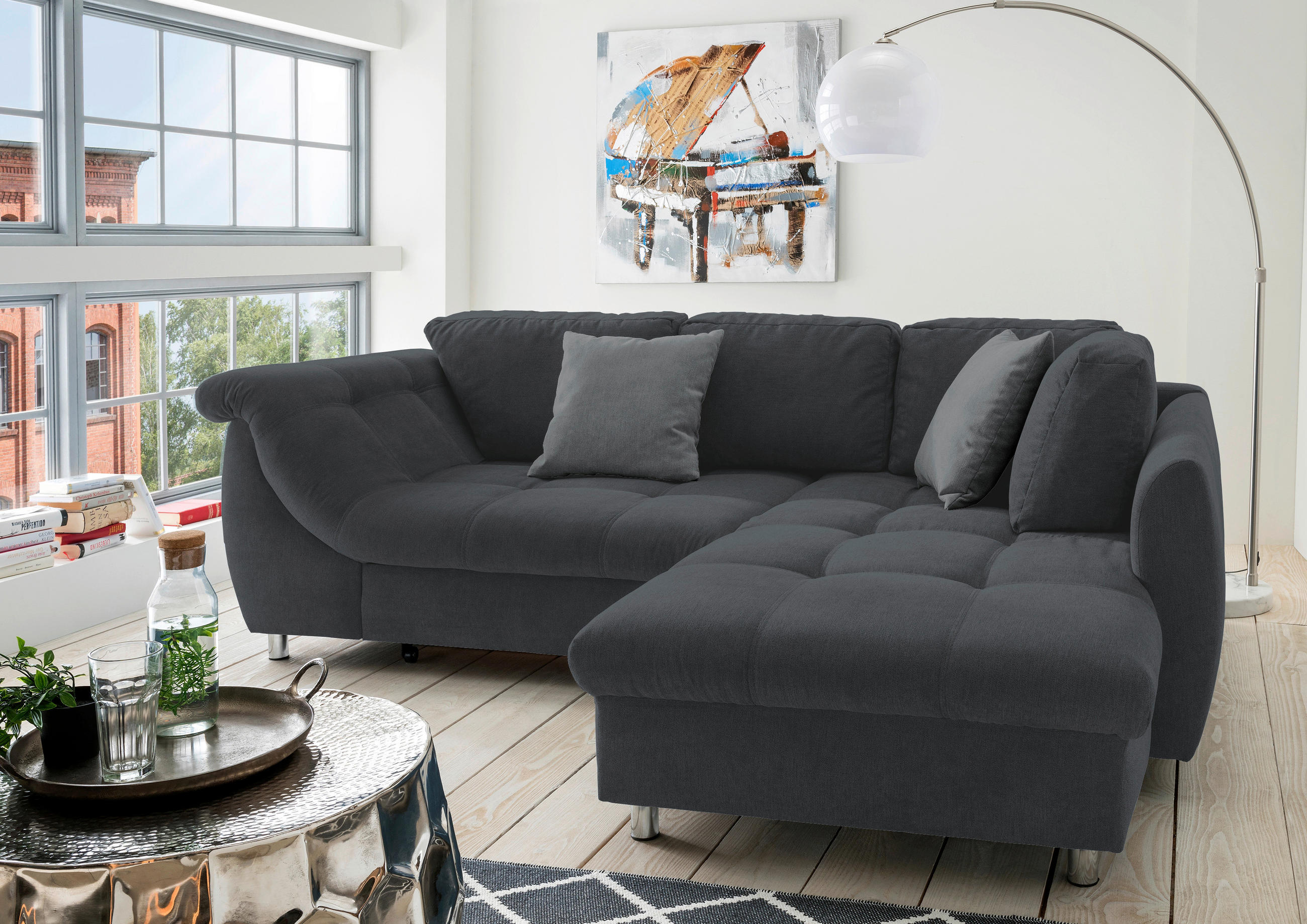 Livetastic ECKSOFA Schwarz Mikrofaser, links davon: Beistelltisch, Topfpflanze, rechts davon: Kissen, Deckenbeleuchtung in weiß in hellem Wohnzimmer.