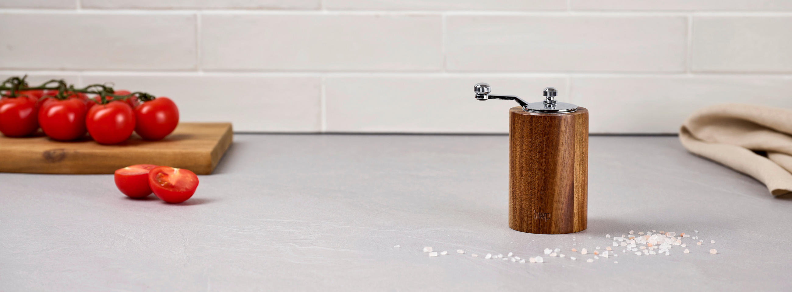 MLYNČEK NA SOĽ ALEBO KORENIE - farba akácie, Design, kov/drevo (6/9cm) - Homeware Profession.