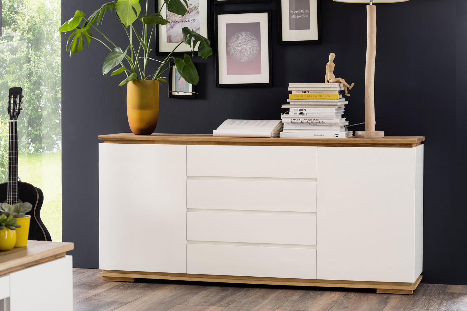 SIDEBOARD Asteiche, Eiche massiv Weiß, Eichefarben - Einrichtungsbeispiel