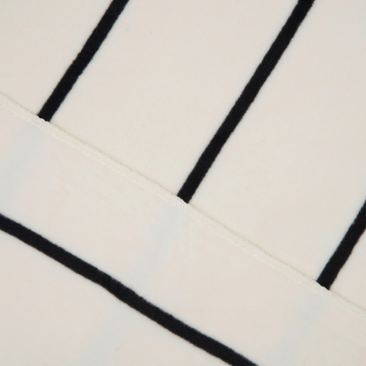 DEKORATIVNA ODEJA 150/200 cm črna, bela  - črna/bela, Basics, tekstil (150/200cm) - Bugatti