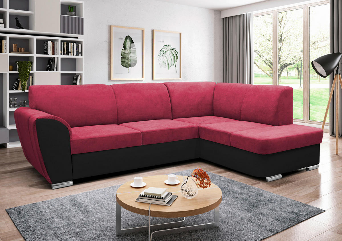 MID.YOU ECKSOFA Rot, Schwarz Velours, links davon: Hochflorteppich, Regal in rot, Lektüre, rechts davon: Couchtisch in hellem Wohnzimmer.