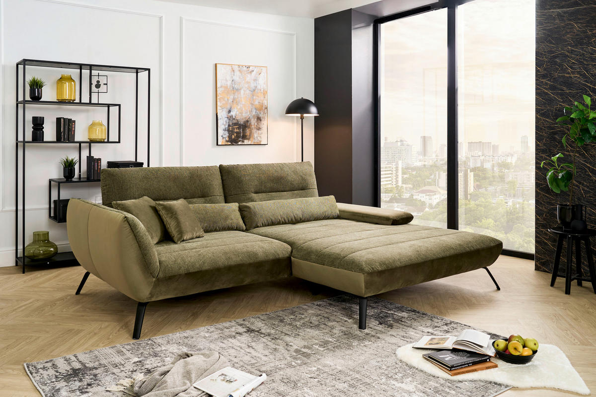 Carryhome ECKSOFA Olivgrün Webstoff, links davon: Webteppich, Regal, Kissen in grün, rechts davon: Bild in hellem Wohnzimmer.