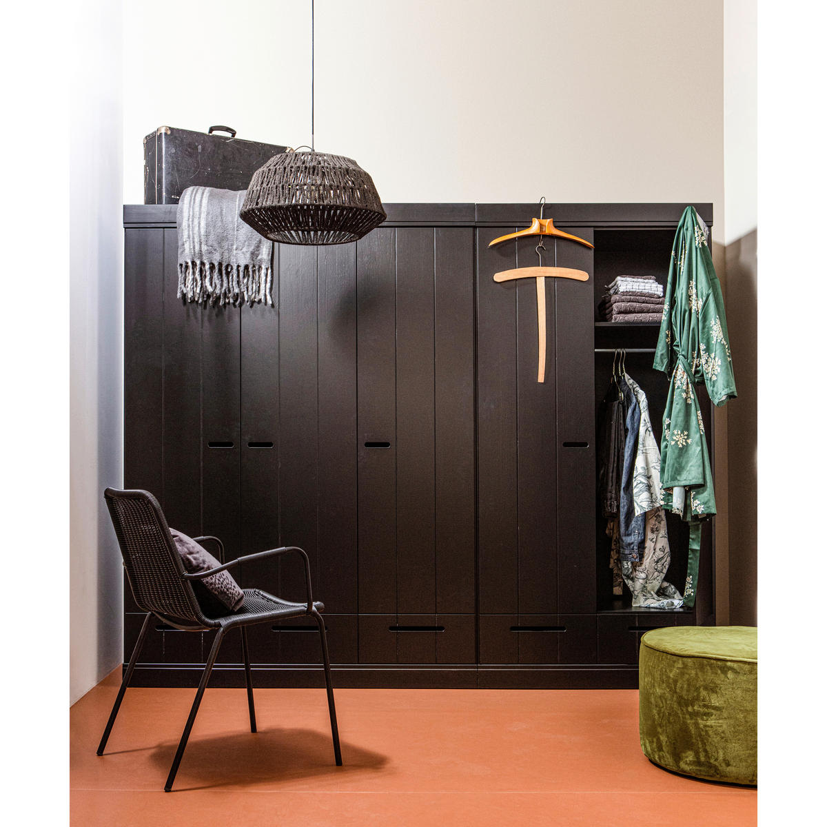 DREHTÜRENSCHRANK  in Schwarz  - Schwarz, Design, Holz (140/195/53cm) - Livetastic