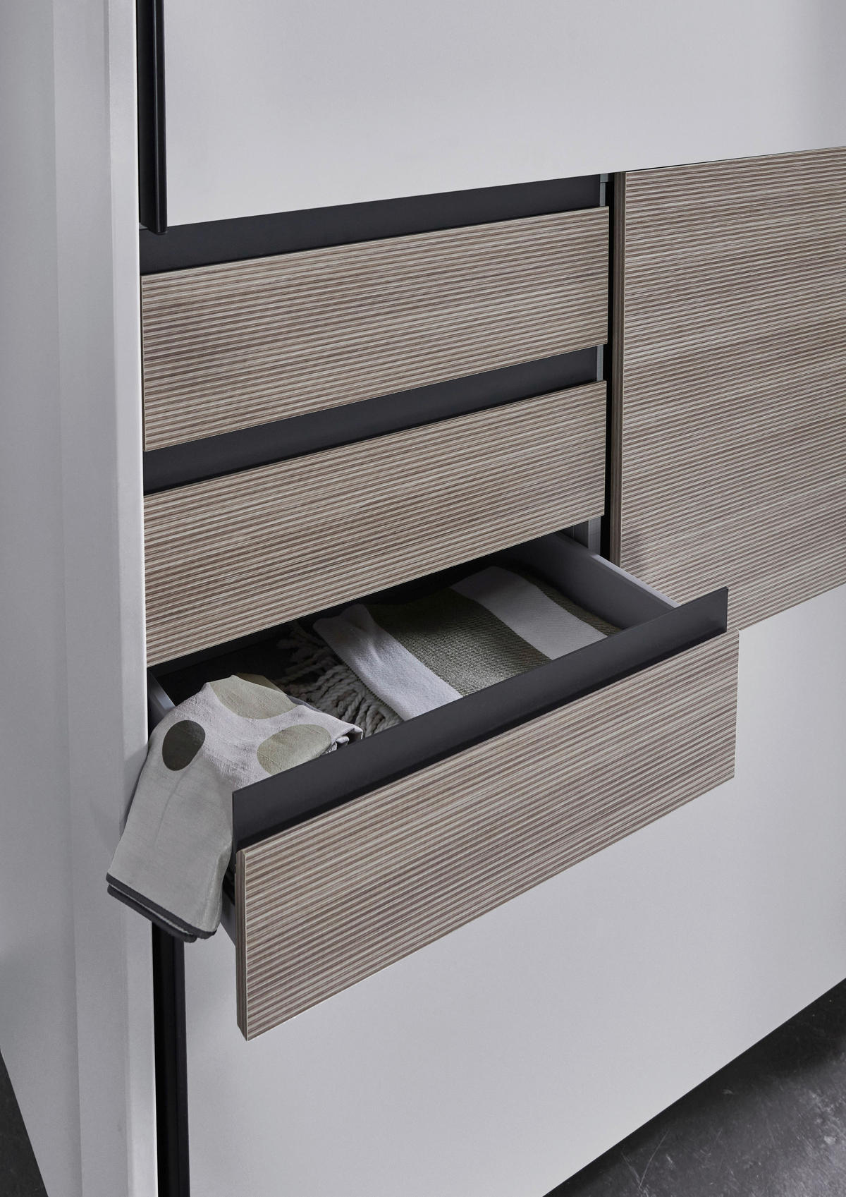OMARA Z DRSNIMI VRATI, bela, barve hrasta  - črna/barve hrasta, Konvencionalno, kovina/leseni material (180/198/65cm) - Carryhome