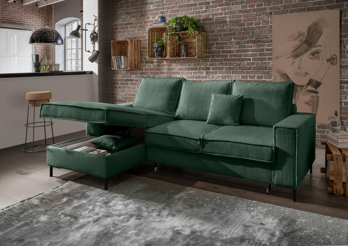 Livetastic ECKSOFA Dunkelgrün Cord, links davon: Hochflorteppich, Plissee in weiß, rechts davon: Bild in weiß, Kissen in grün in dunklem Wohnzimmer.