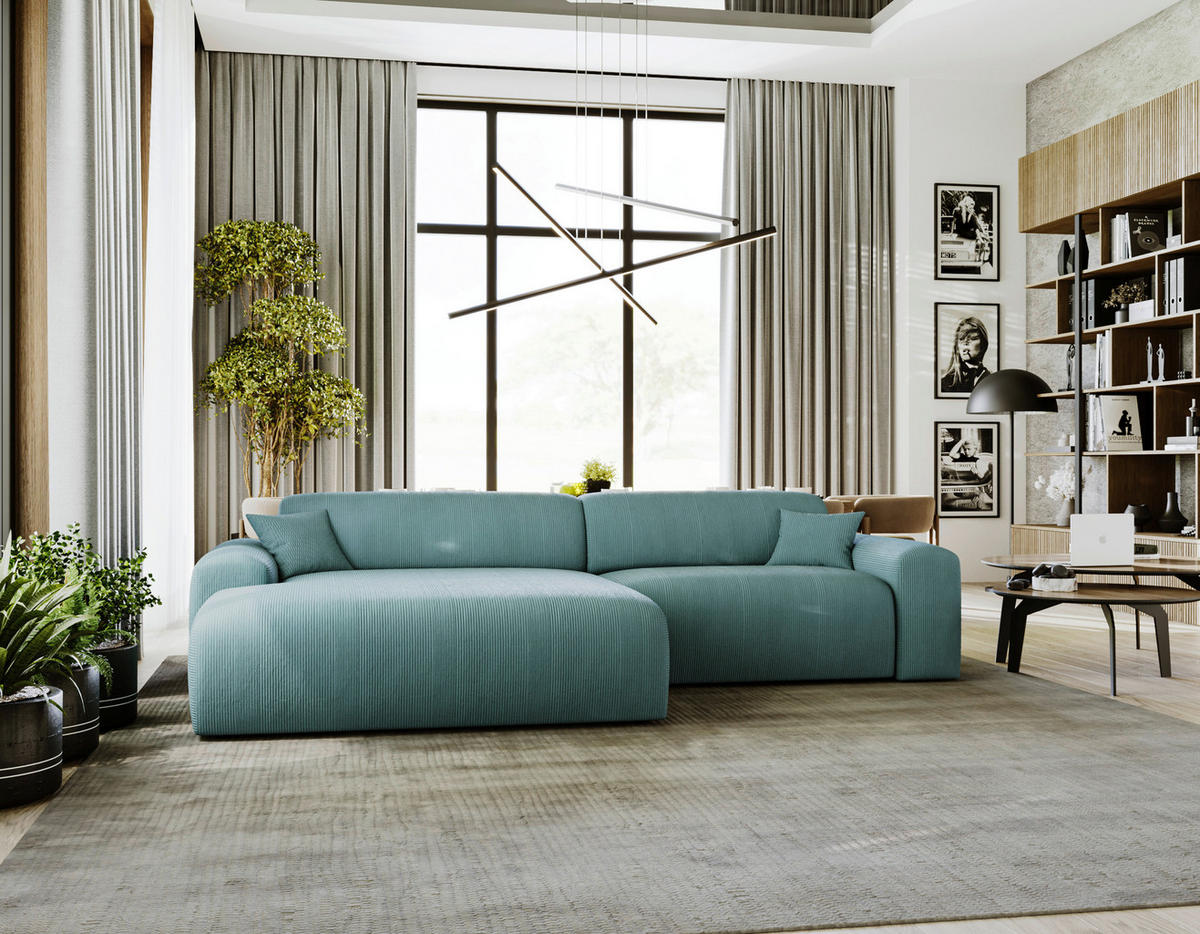 home24 ECKSOFA Salbeigrün Velours, Feincord, links davon: Topfpflanze in grün, rechts davon: Sitzbank, Regal, Bild in schwarz in hellem Wohnzimmer.