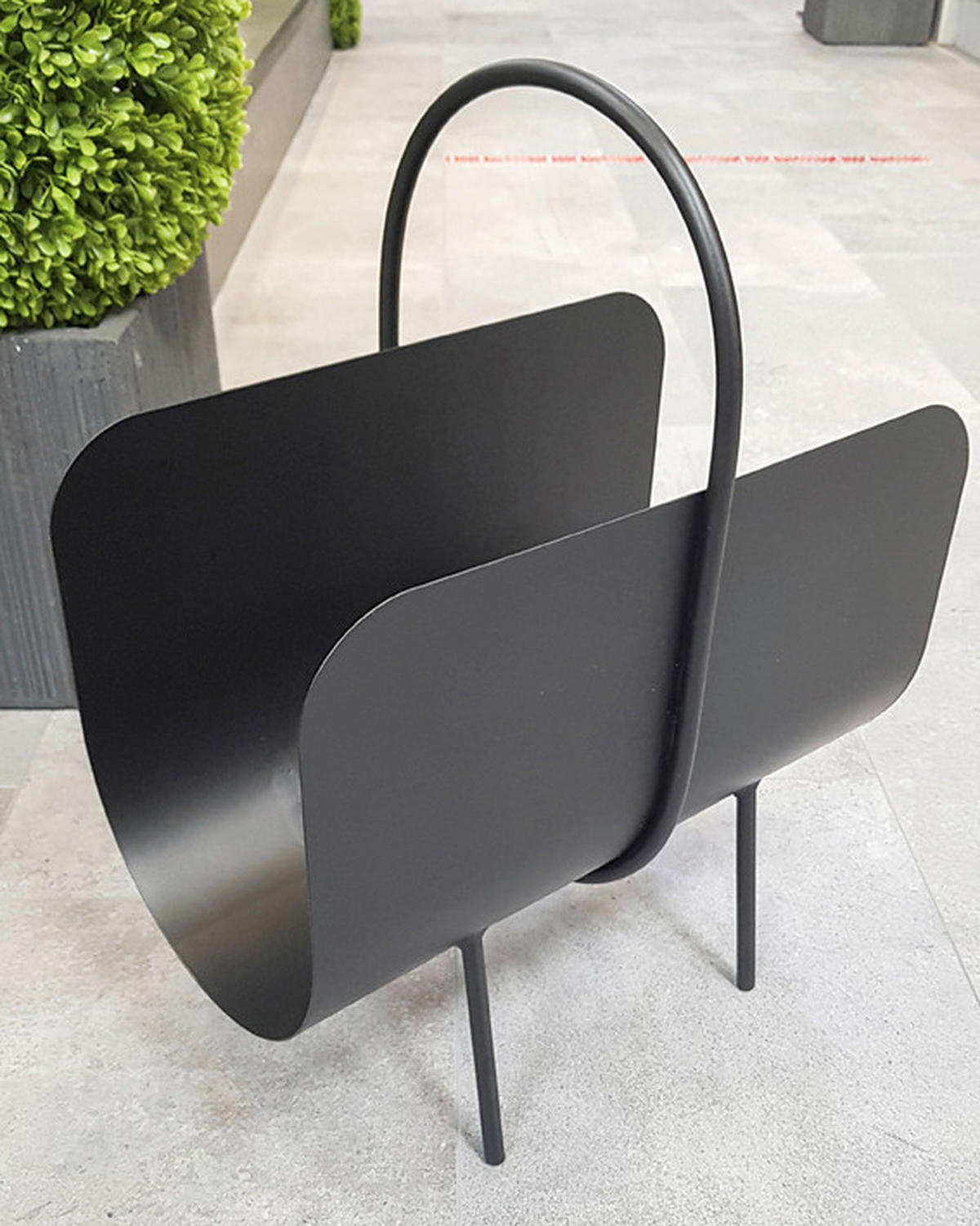 ÚJSÁGTARTÓ - fekete, Design, fém (37/47/22cm) - Carryhome