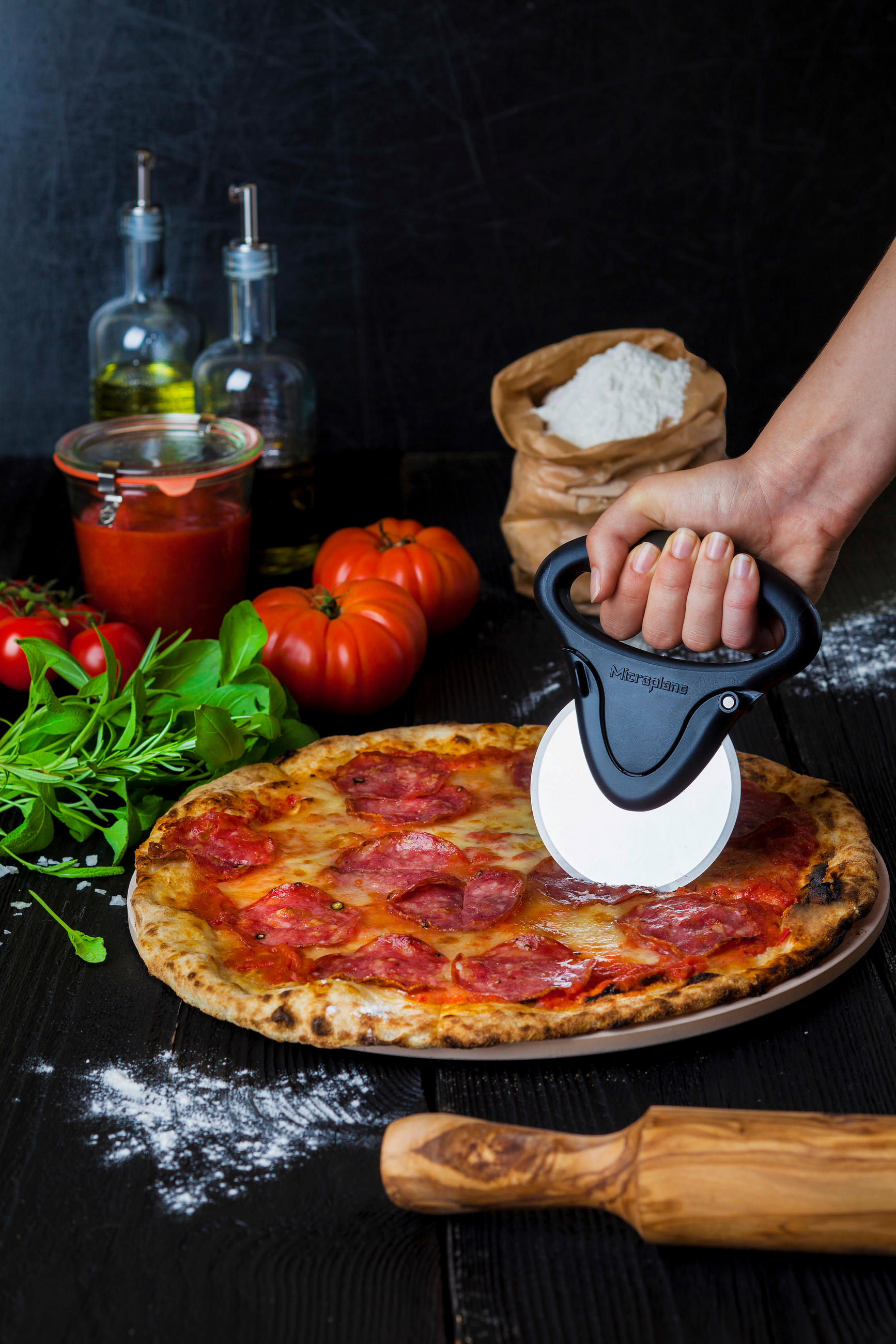 PIZZASCHNEIDER  - Schwarz, Basics, Kunststoff/Metall (16/13/2,5cm) - MICROPLANE