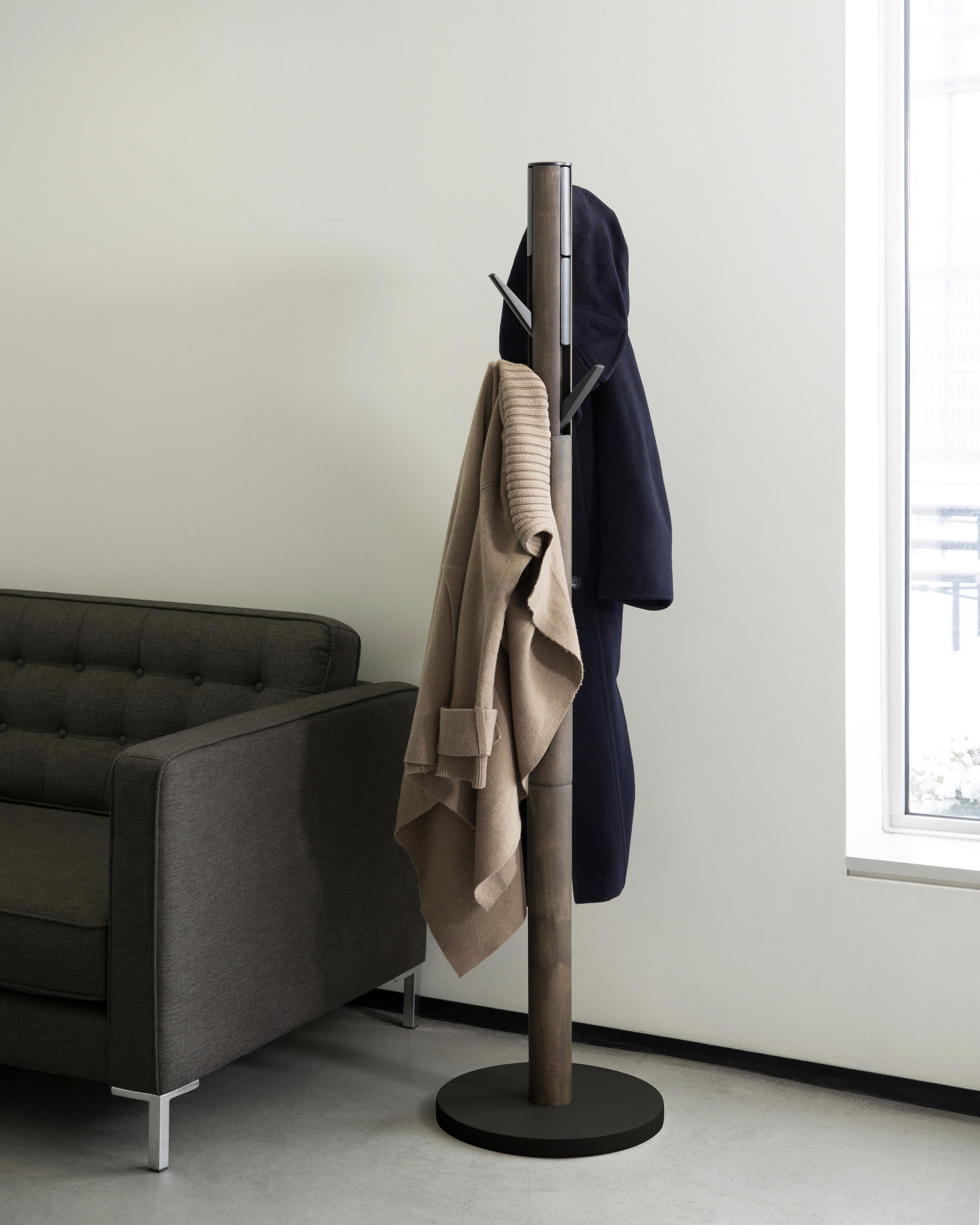 VJEŠALICA SAMOSTOJEĆA crna, boje oraha  drvo   - boje oraha/crna, Basics, drvo (40/168/40cm) - Umbra