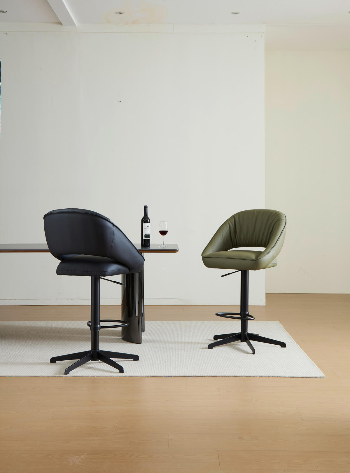 BARHOCKER Echtleder Grün, Schwarz Eisen Sitzfläche 360° drehbar, automatische Rückholfunktion  - Schwarz/Grün, Design, Leder/Metall (56/96-120/59cm) - Dieter Knoll