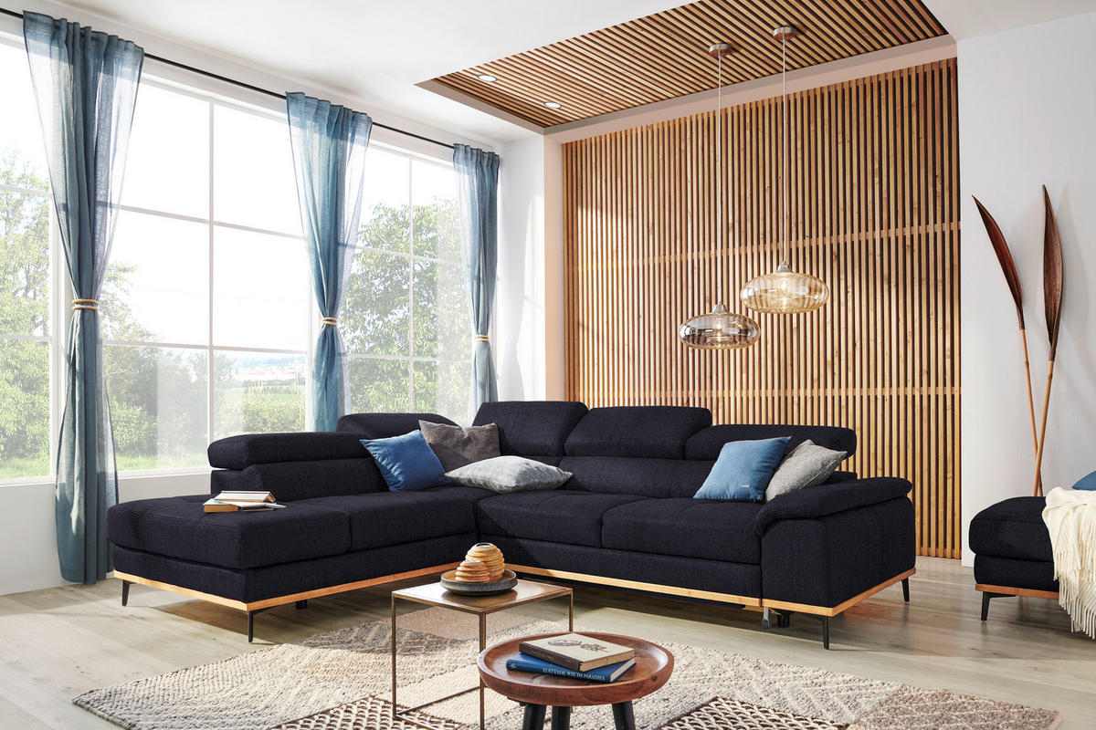 Novel ECKSOFA Schwarz Webstoff, links davon: Gardine, rechts davon: Hochflorteppich, Beistelltisch, Couchtisch in hellem Wohnzimmer.