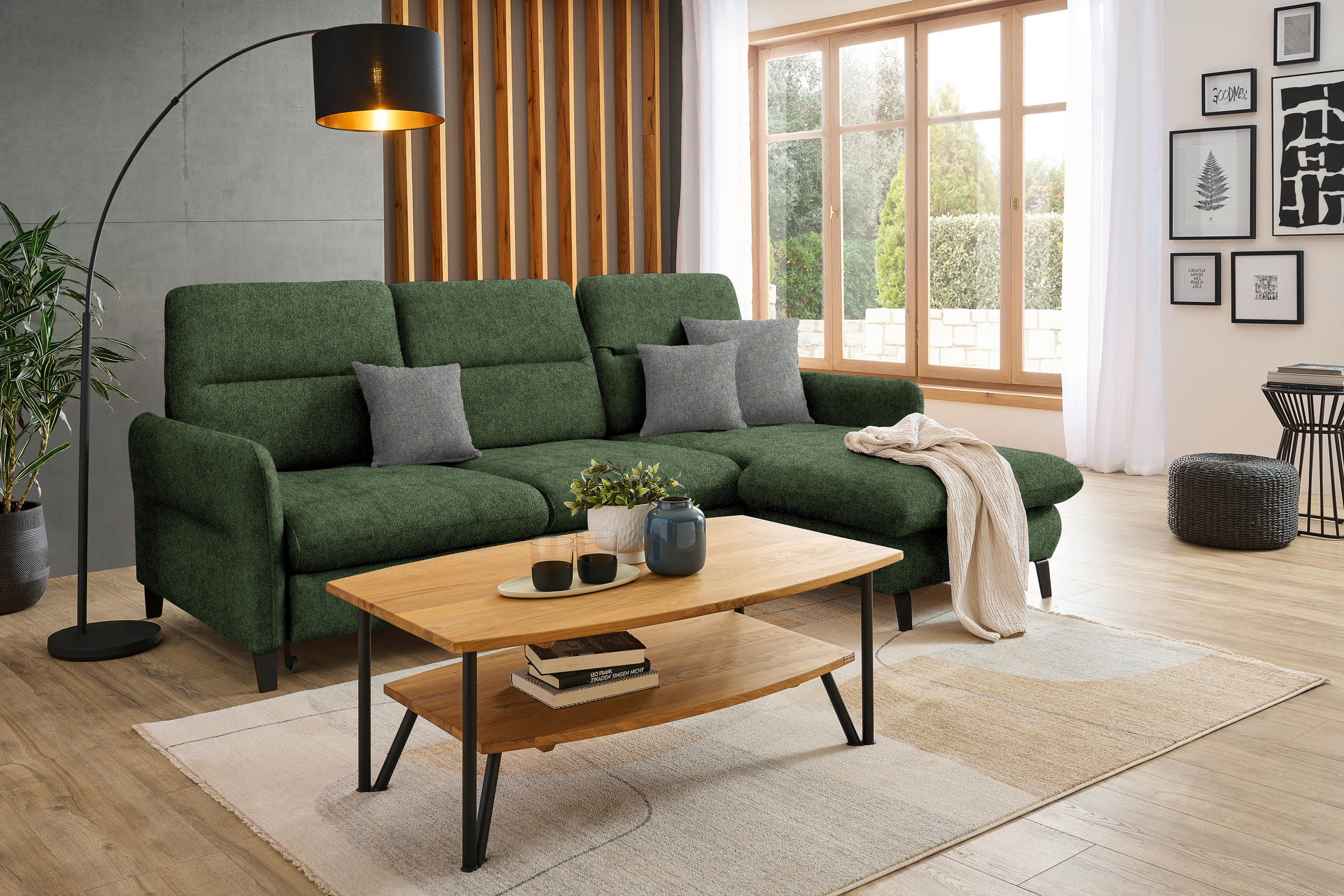 Livetastic ECKSOFA Olivgrün Flachgewebe, rechts davon: Hochflorteppich, Couchtisch, Gardine, Decke in grün in hellem Wohnzimmer.