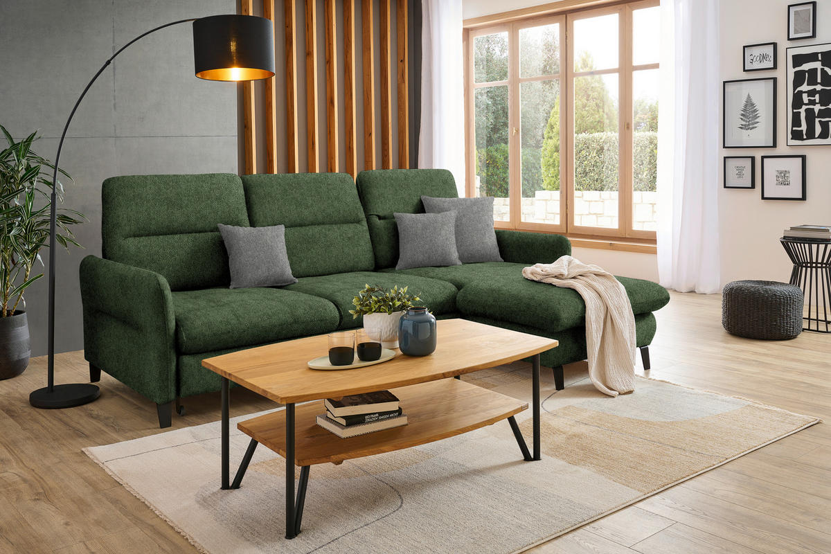 Livetastic ECKSOFA Olivgrün Flachgewebe, rechts davon: Hochflorteppich, Couchtisch, Gardine, Decke in grün in hellem Wohnzimmer.