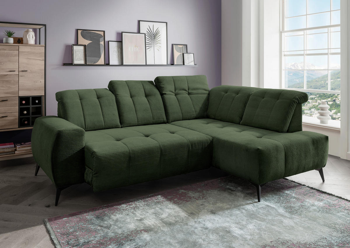 Livetastic ECKSOFA Dunkelgrün Cord, links davon: Highboard, Bild in grau, Lektüre in lila, rechts davon: Hochflorteppich in hellem Wohnzimmer.