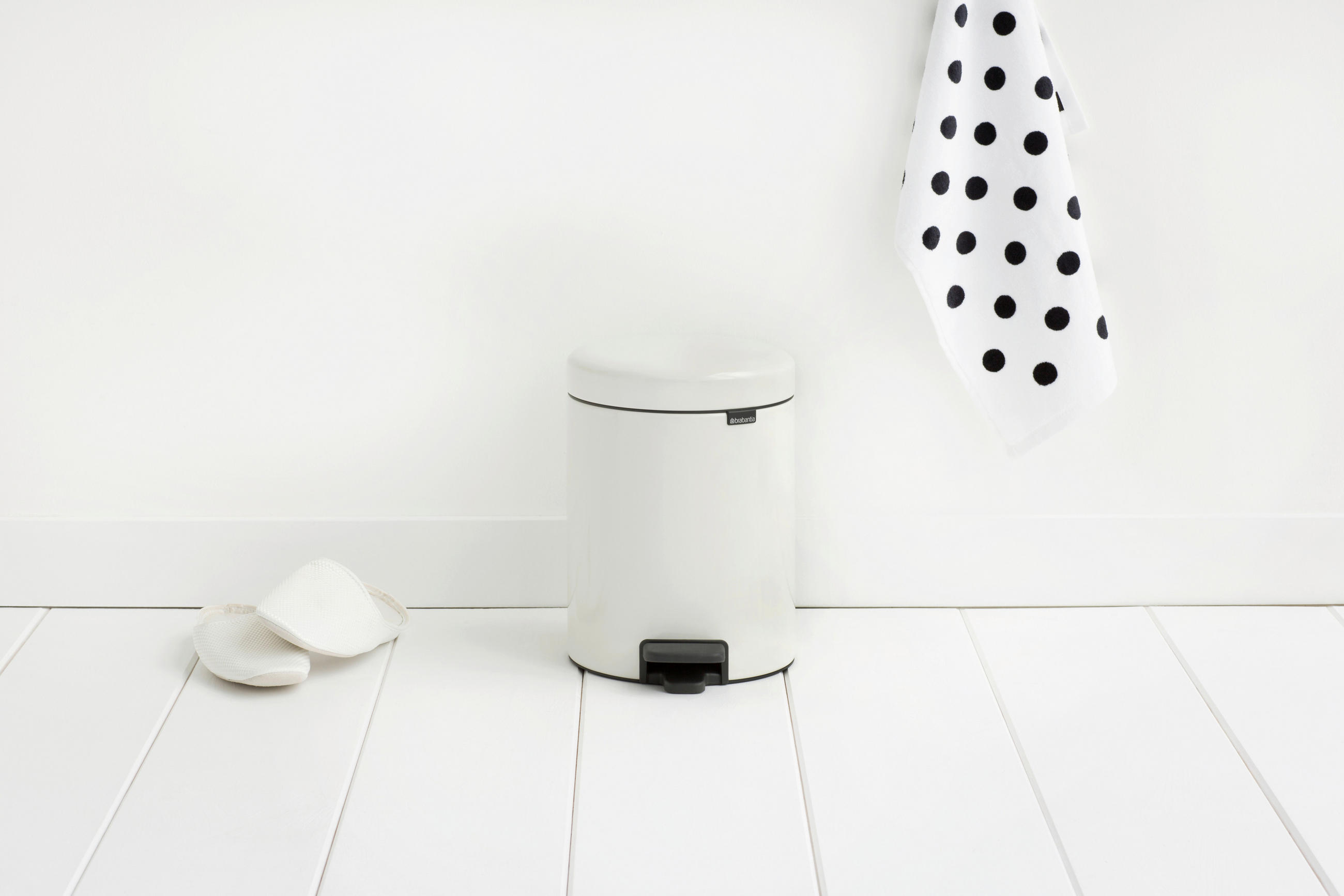 PEDÁLOS SZEMETES  - fekete/fehér, Basics, műanyag/fém (5l) - Brabantia