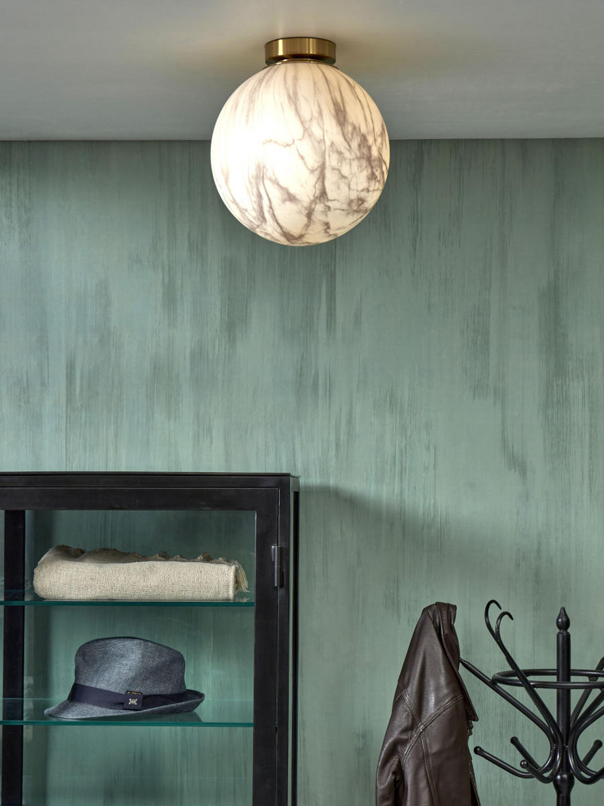 TAKLAMPA Carrara Globus 28 cm  - vit/guldfärgad, Basics, metall/glas (28cm) - It's about Romi