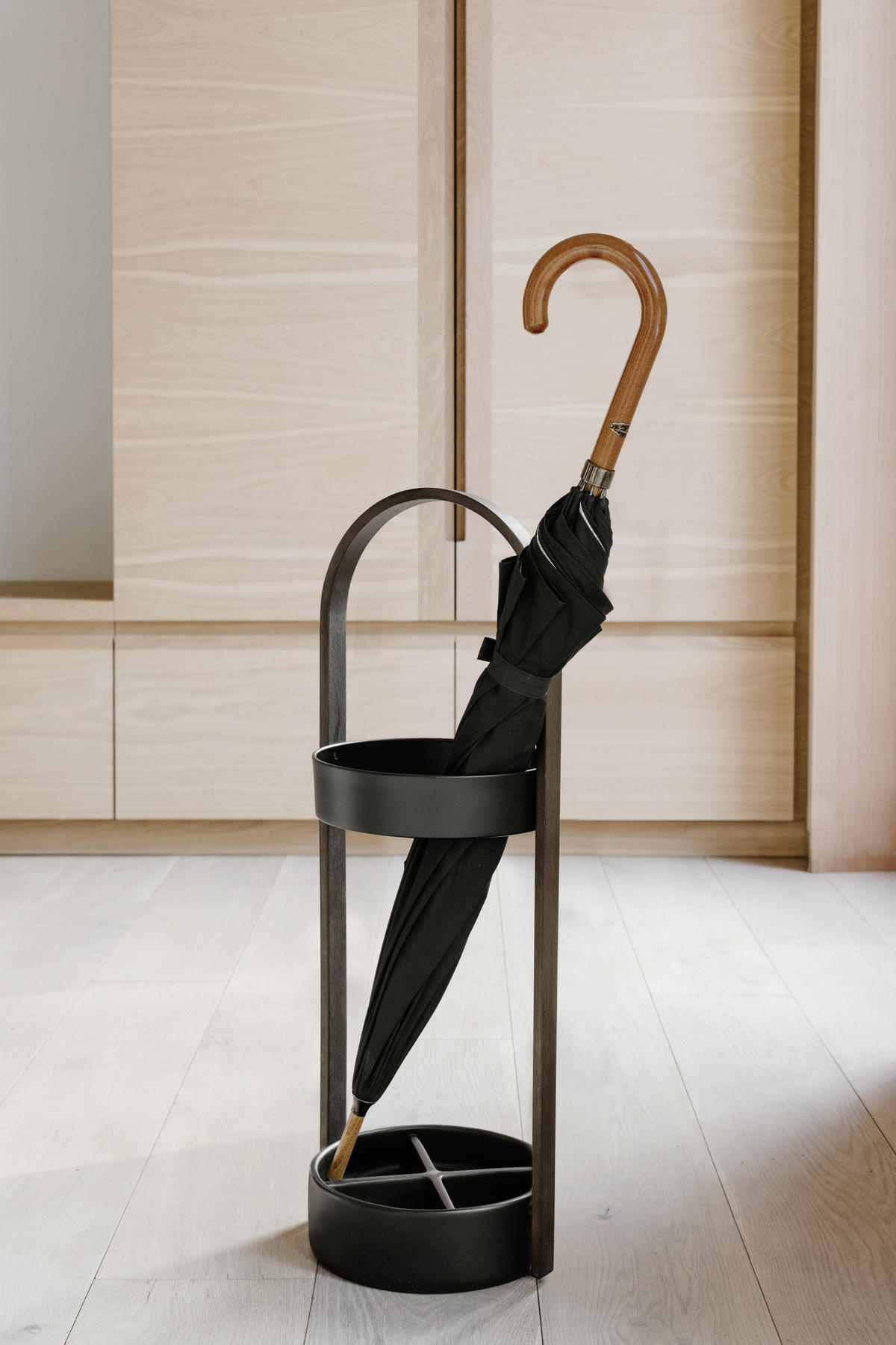 SCHIRMSTÄNDER Holz, Metall Schwarz, Walnussfarben  - Walnussfarben/Schwarz, Basics, Holz/Metall (24/68/22cm) - Umbra