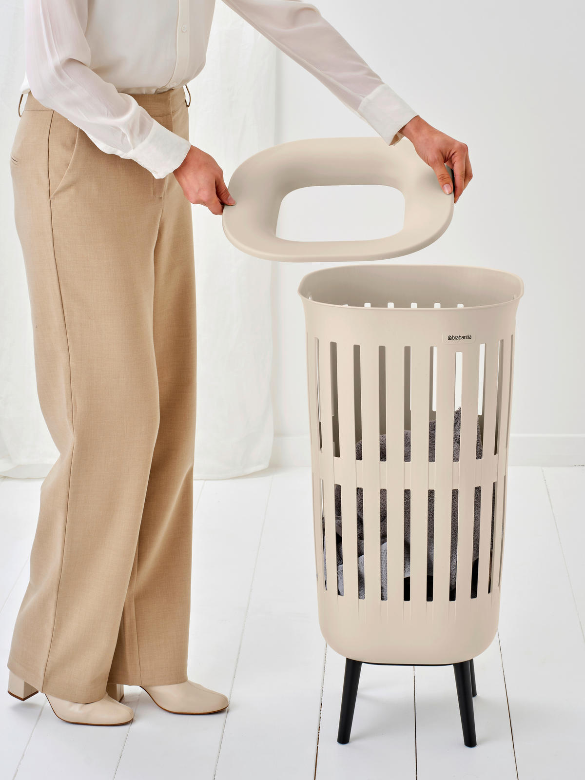 RUHÁSKOSÁR - bézs, Basics, műanyag (55l) - Brabantia