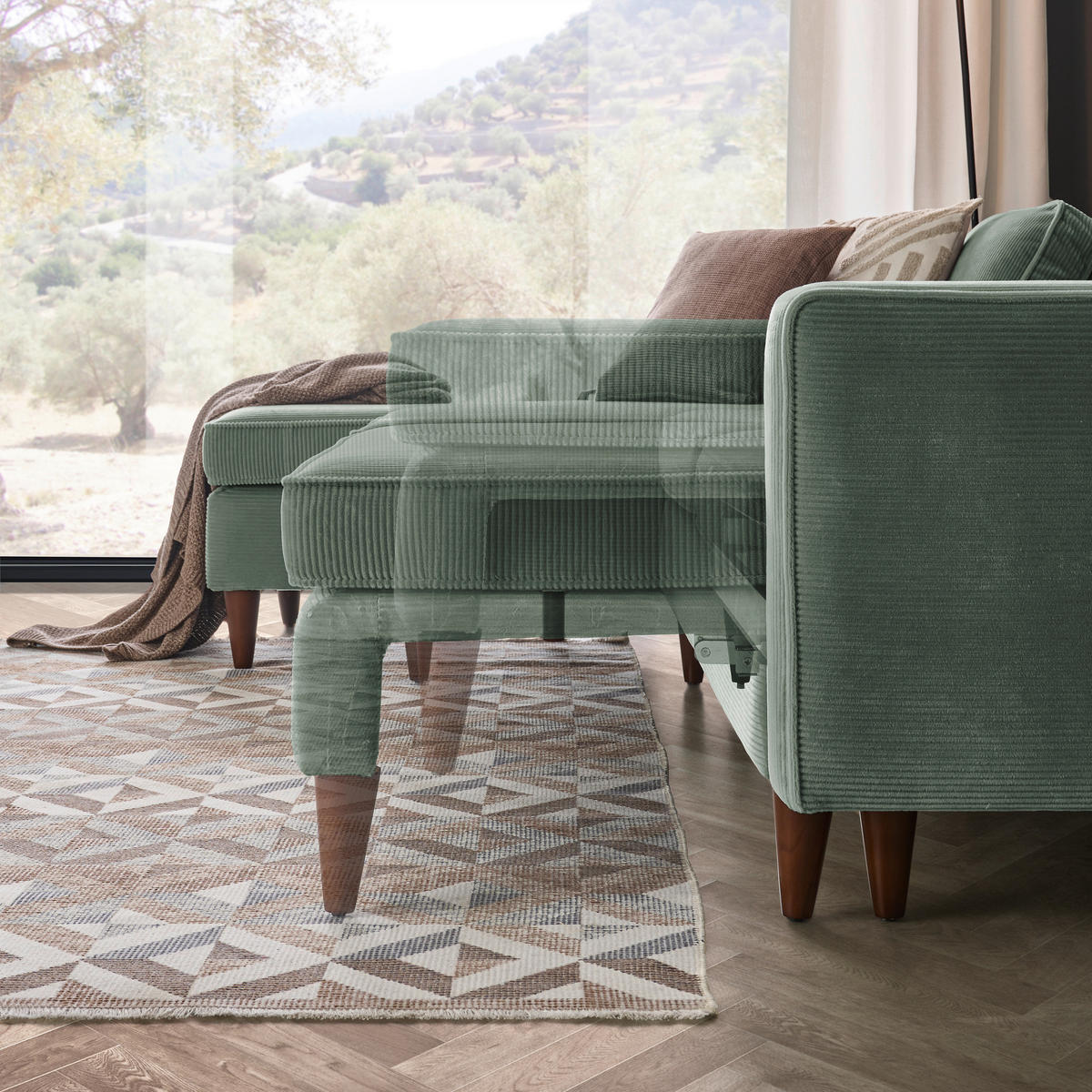 Livetastic ECKSOFA Grün Cord, links davon: Hochflorteppich in hellem Wohnzimmer.