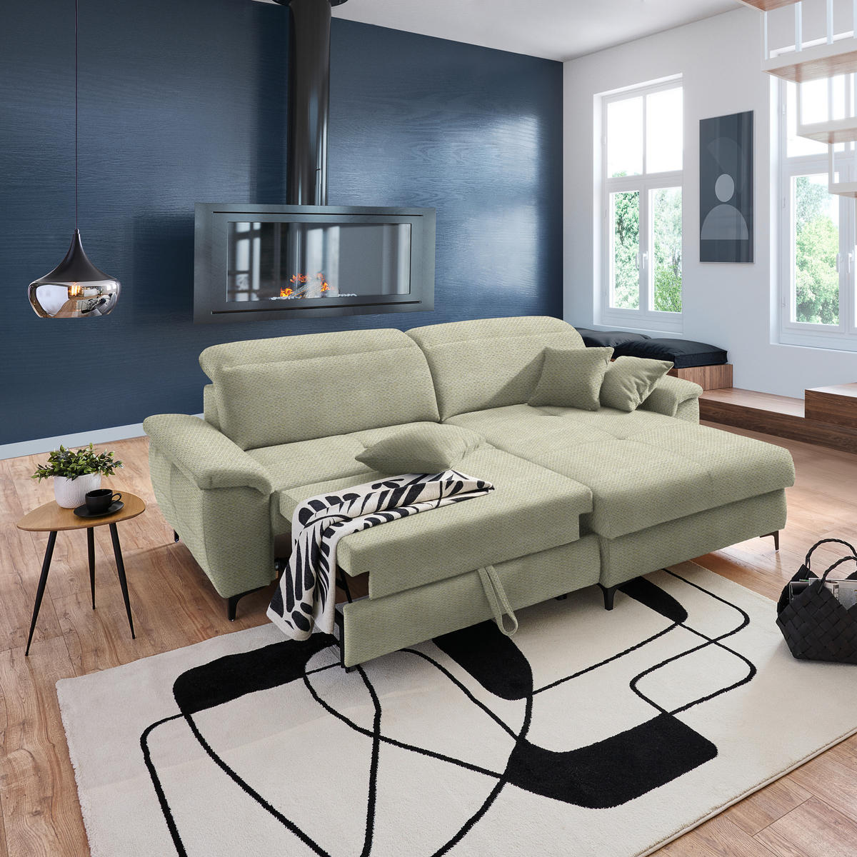 Stylife ECKSOFA Hellgrün Chenille, links davon: Hochflorteppich, Kamin, Decke, Beistelltisch in hellem Wohnzimmer.