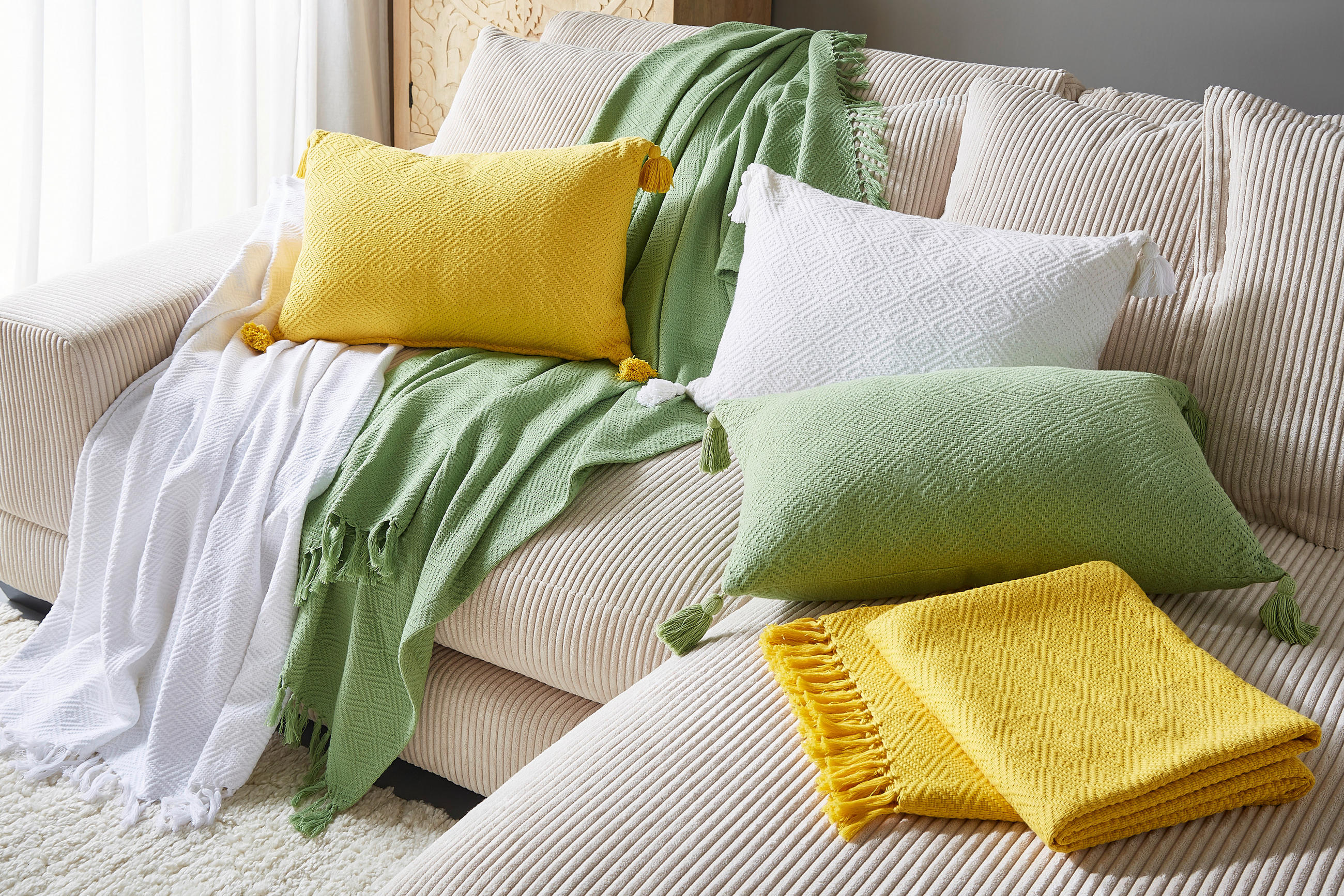 dekoracny-vankus-frieda-40-60-cm-biela-biela-modern-modern-living.jpg