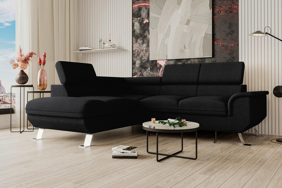 Carryhome ECKSOFA Schwarz Struktur, links davon: Beistelltisch in grau, Vase, rechts davon: Couchtisch in schwarz, Lektüre in hellem Wohnzimmer.