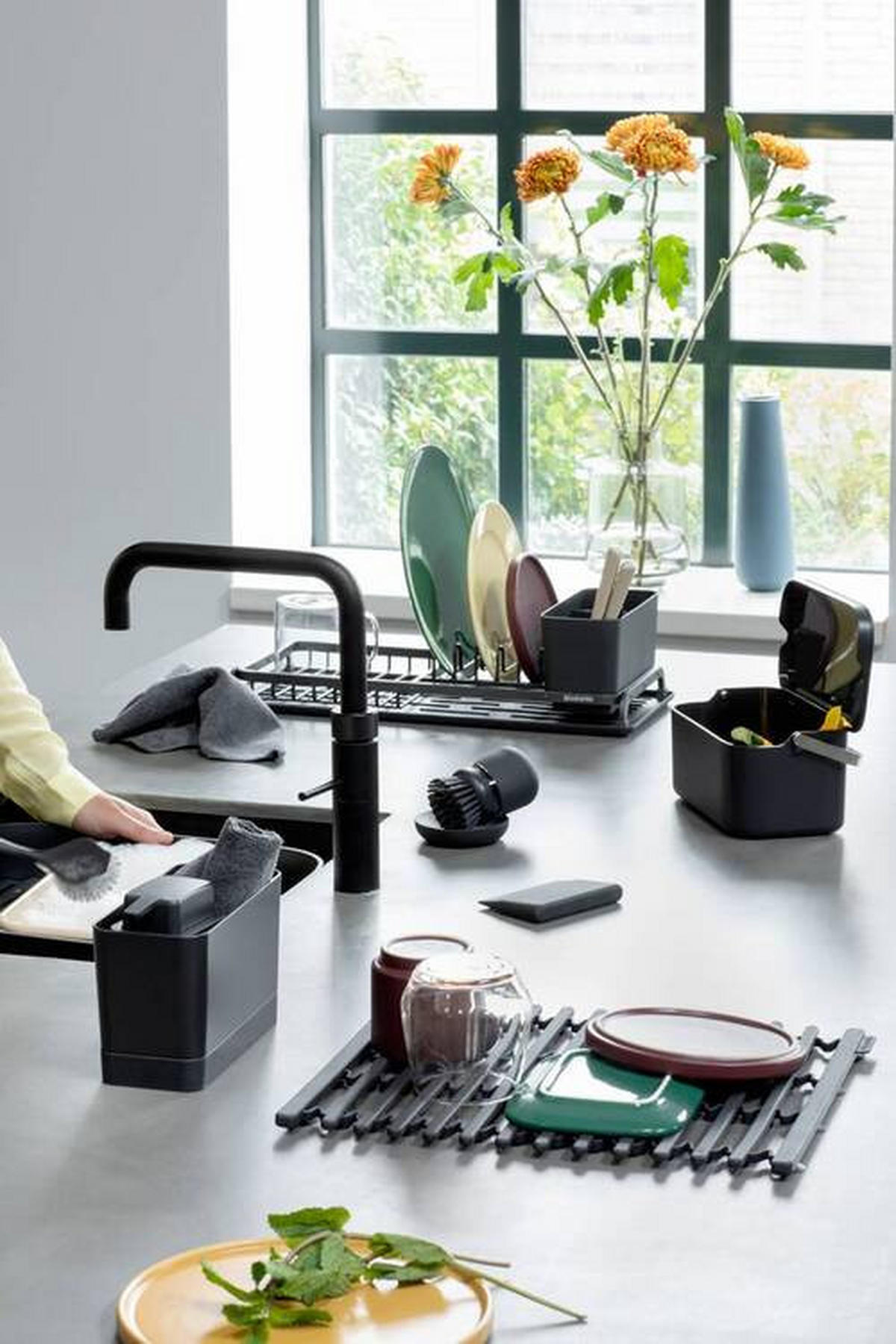 PODLOŽKA DO DREZU - tmavosivá, Design, plast (30/1,5/30cm) - Brabantia