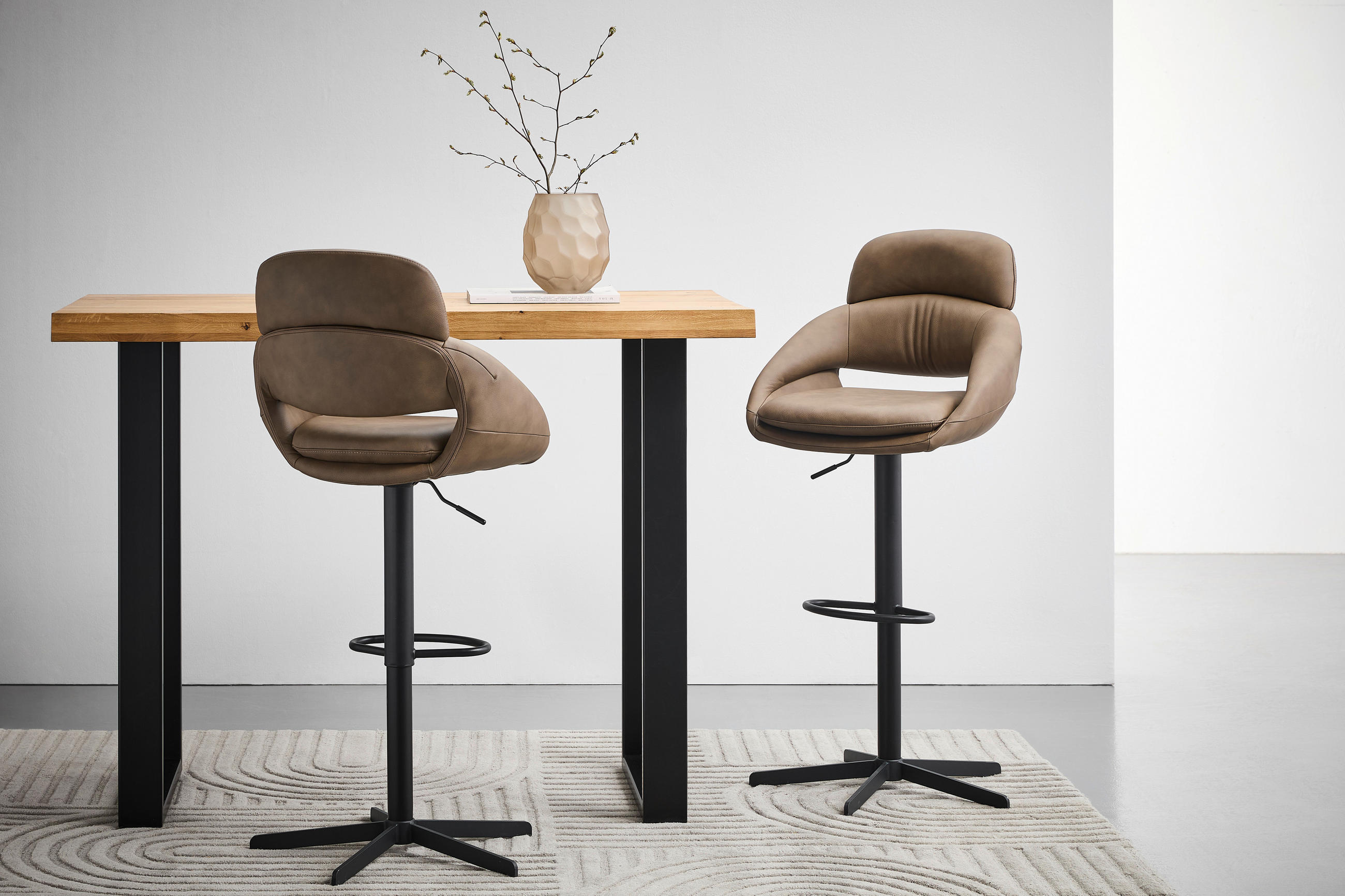 BARHOCKER Echtleder Taupe Eisen Sitzfläche 360° drehbar  - Taupe/Schwarz, Design, Leder/Metall (55/105/56cm) - Emilio Belluti