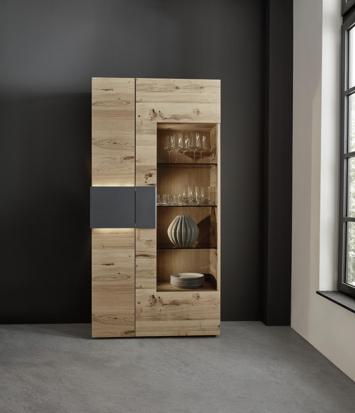 VITRINE in furniert, mehrschichtige Massivholzplatte (Tischlerplatte) Wildeiche Anthrazit, Eichefarben  - Eichefarben/Anthrazit, Natur, Glas/Holz (97,2/194/43,5cm) - Voglauer