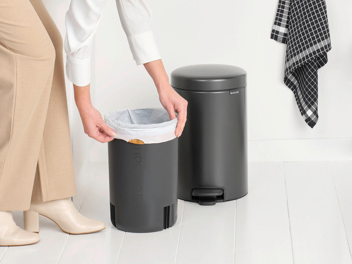 KOŠ S NOŽNOM PAPUČICOM  12 l  New Icon  - tamno siva/antracit, Basics, metal/plastika (25.1/41.1/33.8cm) - Brabantia