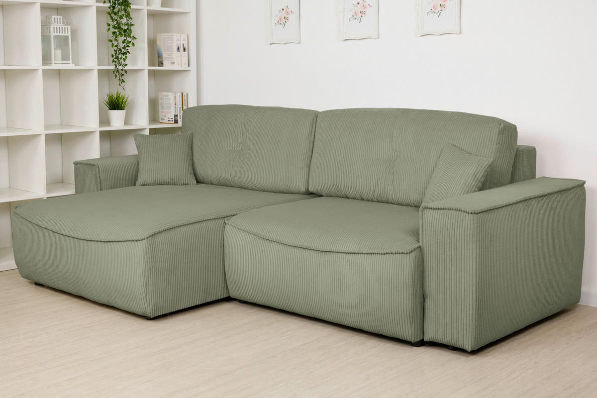 Carryhome ECKSOFA Olivgrün Cord, links davon: Topfpflanze, rechts davon: Bild in weiß in hellem Wohnzimmer.