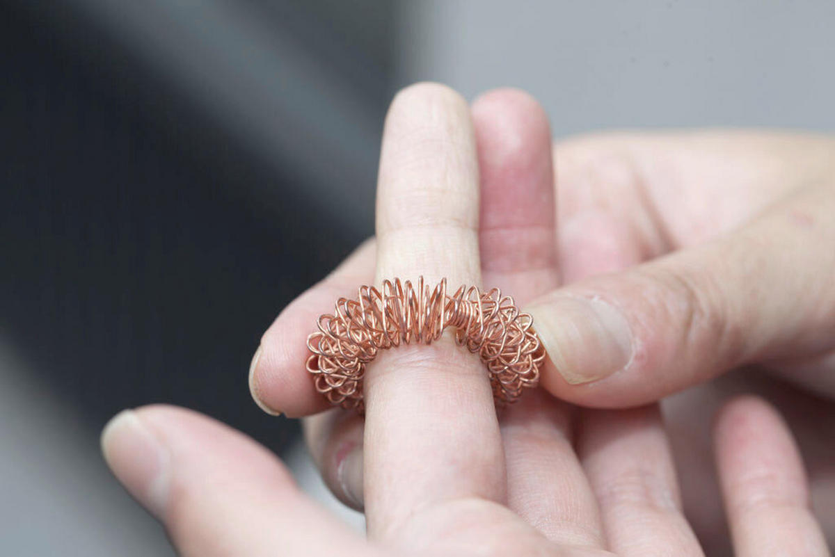 RUČNÝ MASÁŽNY PRÍSTROJ - viacfarebná, Basics, kov (1,5/10,4/6,5cm) - Kikkerland