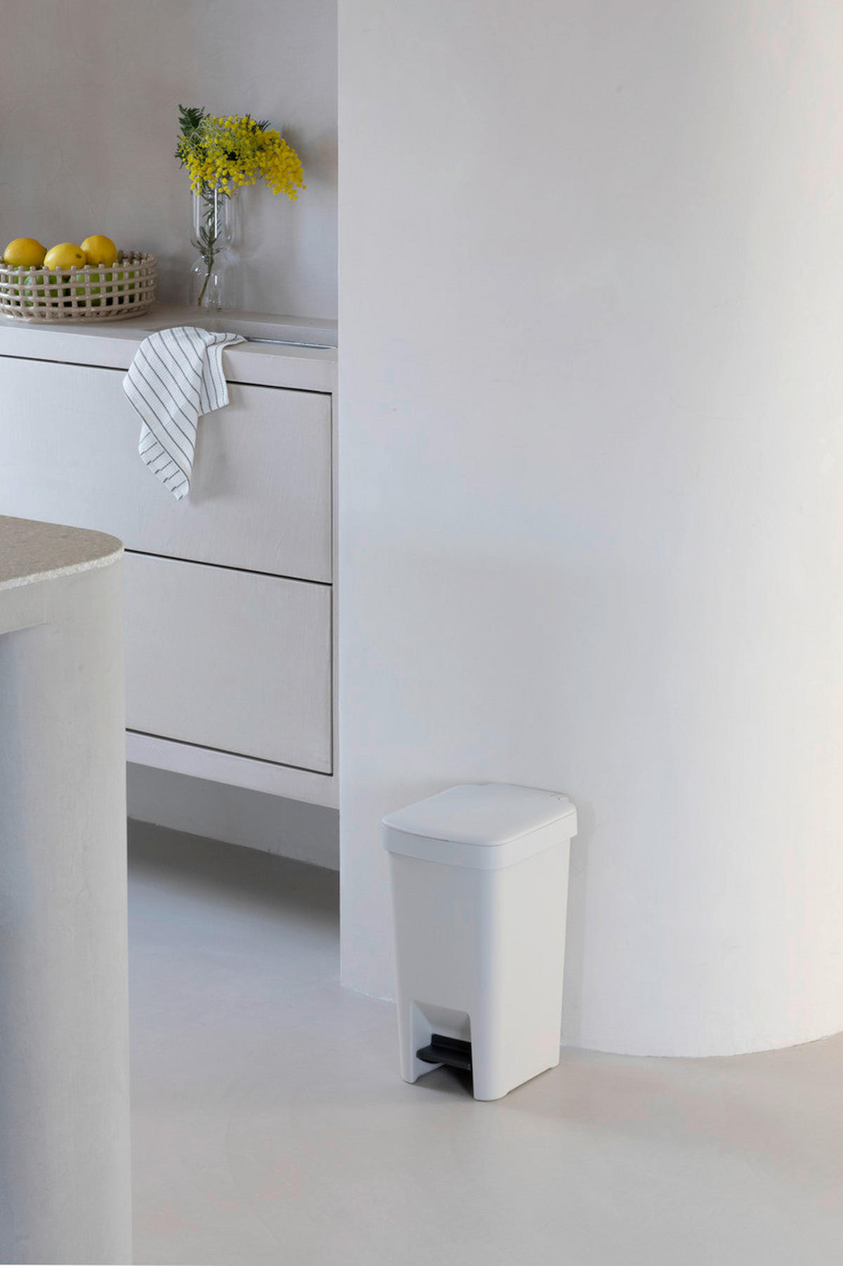 KOŠ ZA SMETI - bela, Basics, umetna masa (20.3/38.1/26.5cm) - Brabantia