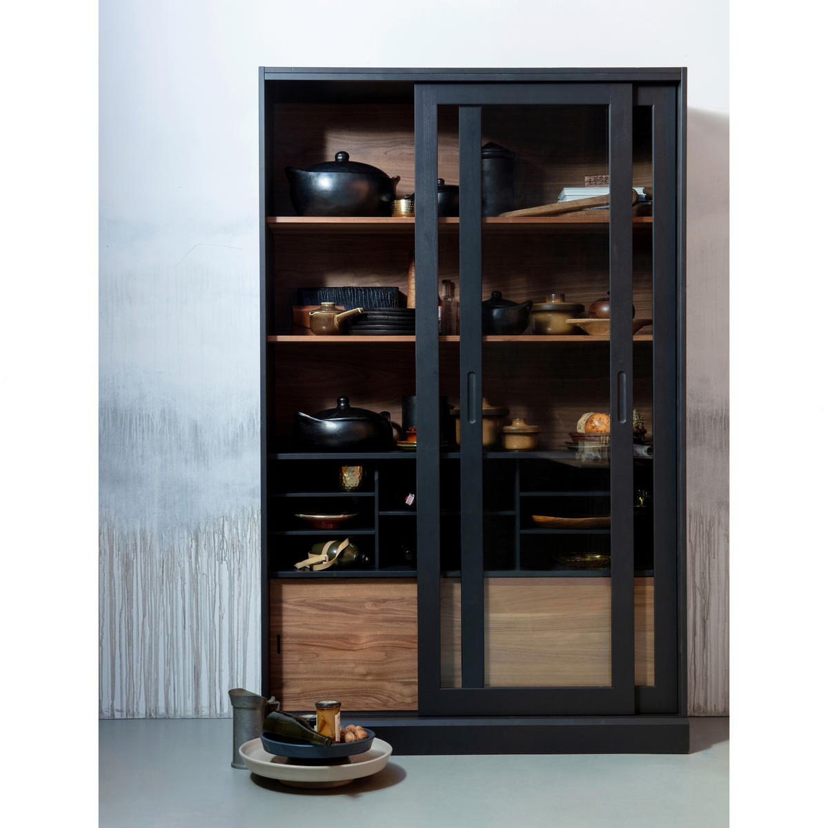 VITRINE in massiv Kiefer Schwarz, Walnussfarben  - Nussbaumfarben/Walnussfarben, Design, Glas/Holz (125/200/57cm) - Livetastic